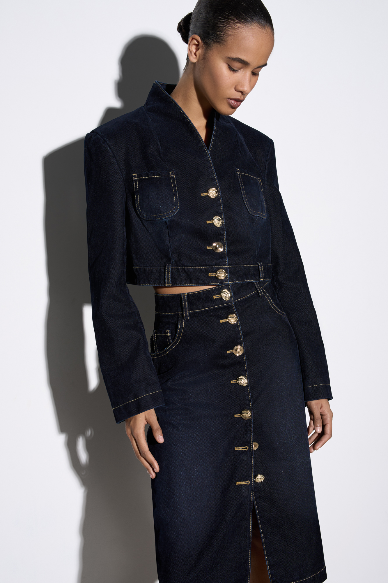 Укороченный жакет из флокированного денима - 100% хлопка с имитацией бархатной текстуры. Застежка на декоративные пуговицы. Модель свободного силуэта с воротником без лацканов и накладными карманами. Изделие с подплечниками, выполнено на подкладке.