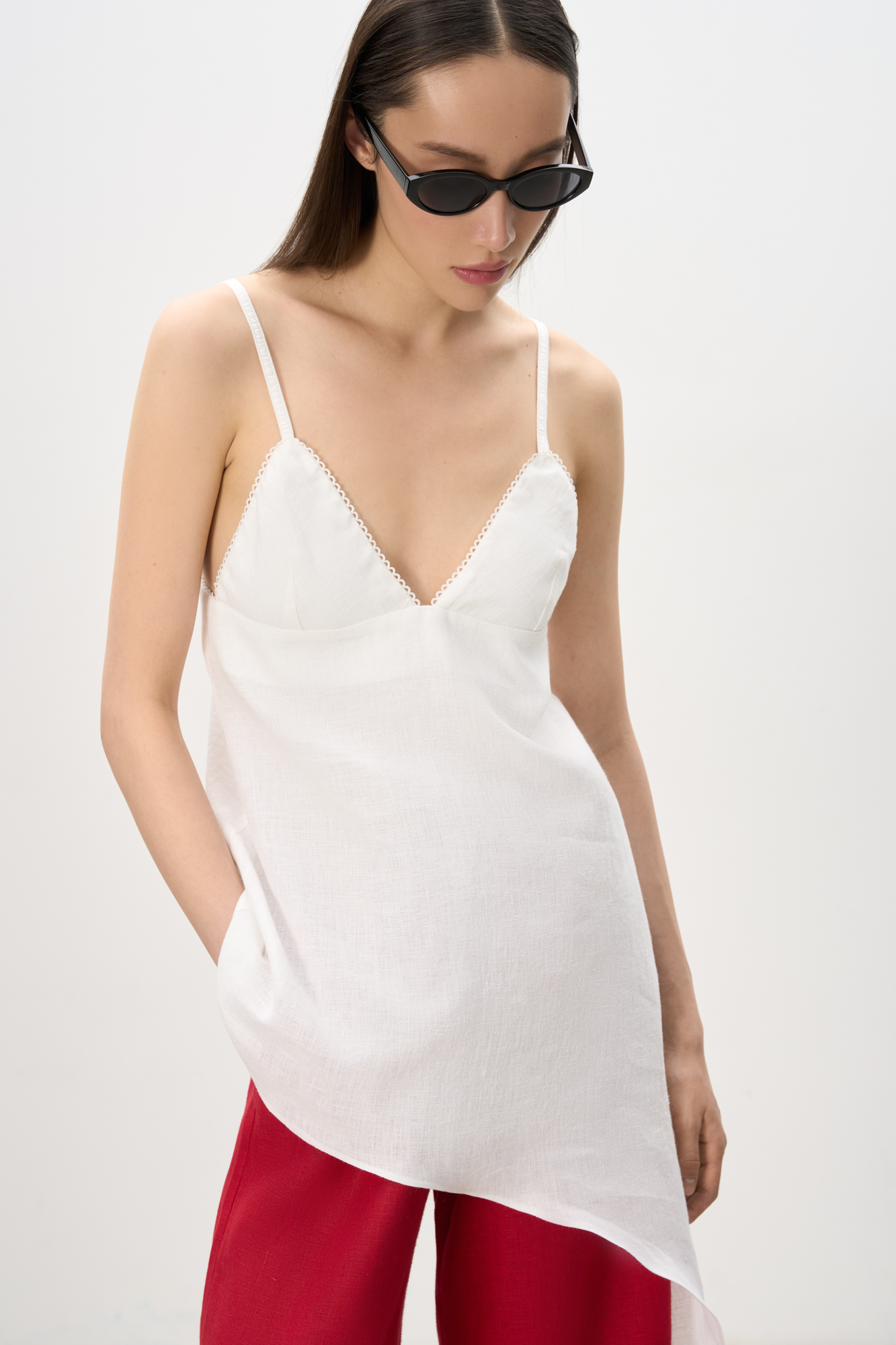 Ассиметричный топ из 100% льна. Модель свободного силуэта на тонких бретелях с треугольным лифом.