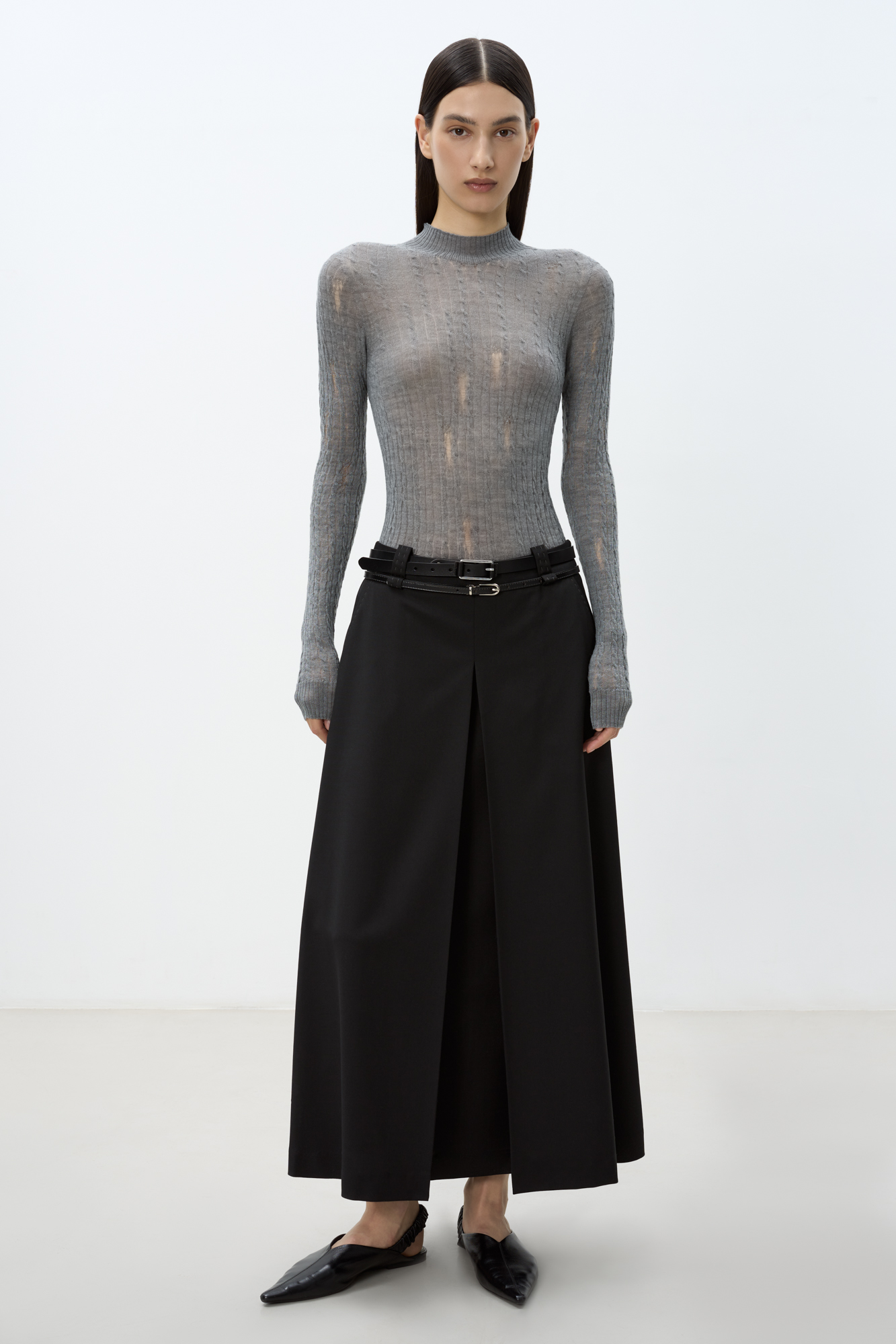 Бесшовная водолазка в стиле гранж из шерсти мериноса экстрафайн. Модель с невысоким воротником-стойкой. Манжеты рукавов, воротник и низ изделия выполнены в рубчик.