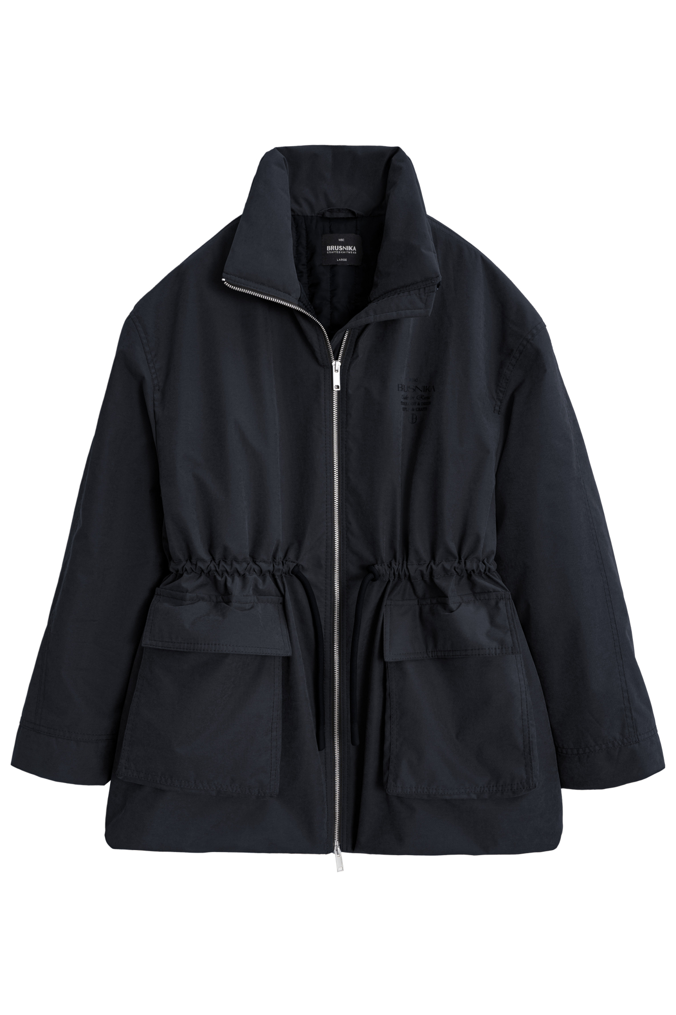 Парка на синтепоне. Модель свободного силуэта с регулируемой кулиской на талии, большими накладными карманами с клапанами, со спущенной линией плеч и воротником-стойкой. В комплекте к куртке идет дополнительный объемный воротник и капюшон. Застежка на молнию. Изделие выполнено на подкладке.