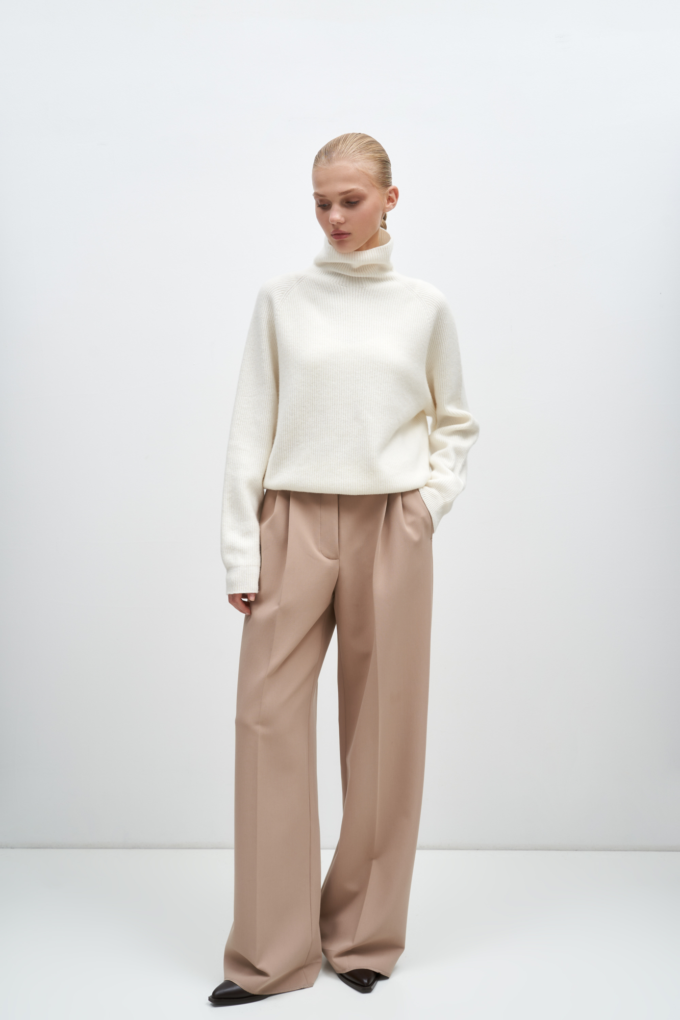 Трикотажный джемпер из шерсти и кашемира. Модель свободного силуэта с аккуратным воротником-стойкой и рукавом формы реглан. Низ изделия и манжеты рукавов выполнены на резинке.