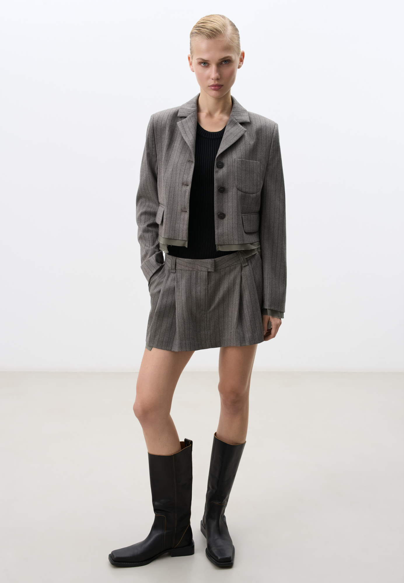 Юбка длины мини в полоску. Модель свободного силуэта с застежкой на молнию и крючок. На подкладке. Дополнить образ можно жакетом в таком же стиле.