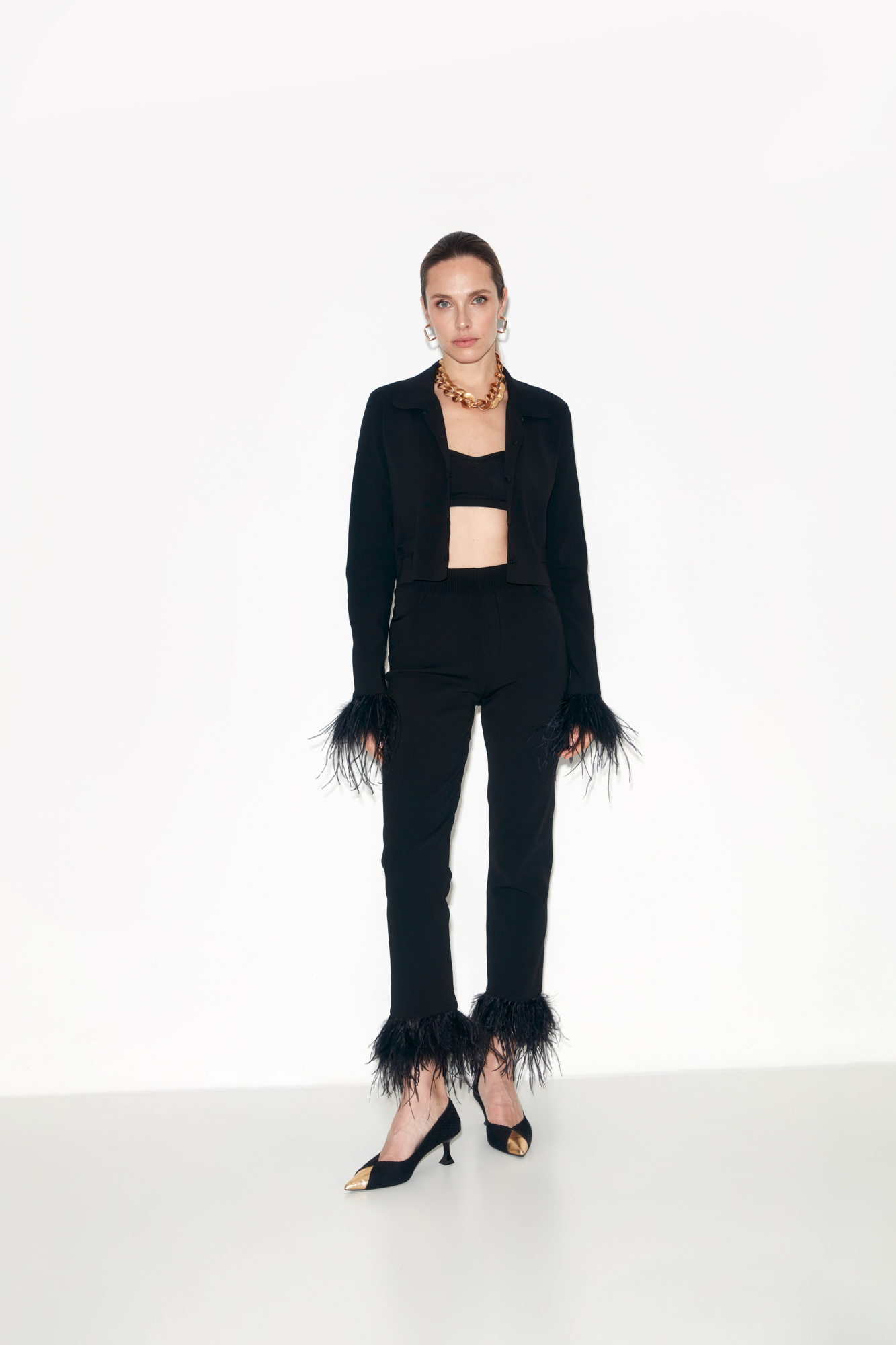 Прямые брюки из вискозы с перьями снизу. Сочетайте брюки с соответствующим жакетом, чтобы создать эффектный комплект.