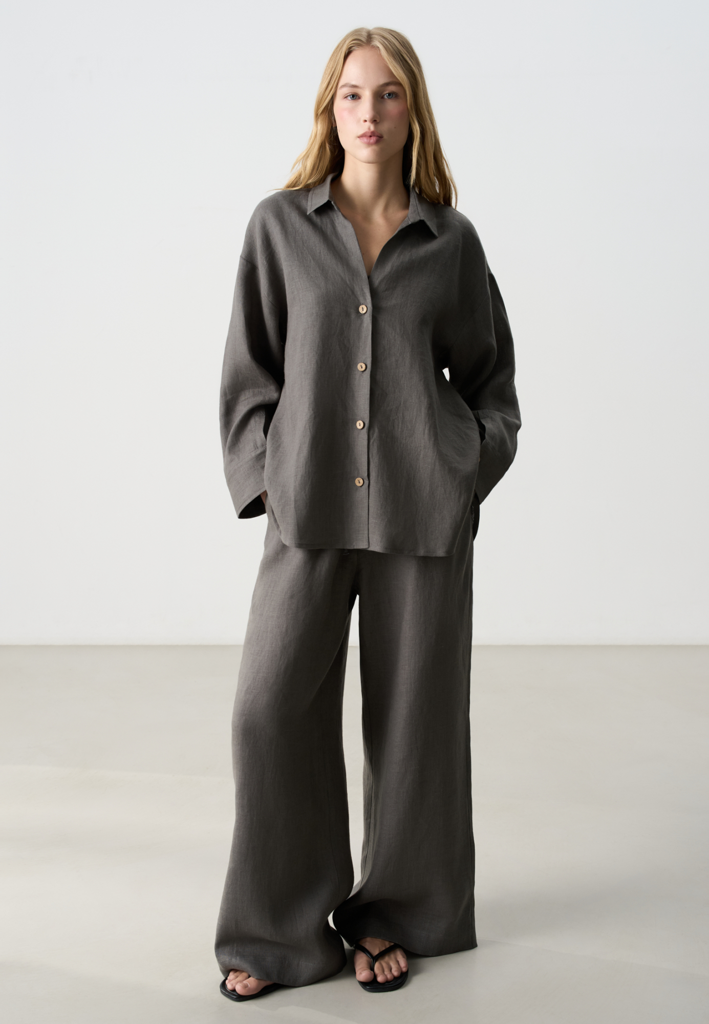 Рубашка из 100% льна. Модель свободного кроя, с отложным воротником, V-образным вырезом, длинными рукавами с манжетами на пуговицах.