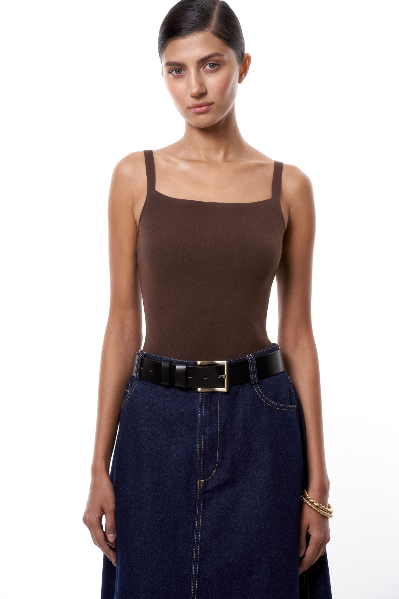 Трикотажное боди из вискозы. Модель приталенного силуэта на тонких бретелях и глубоким вырезом. Изделие застегивается на крючки.