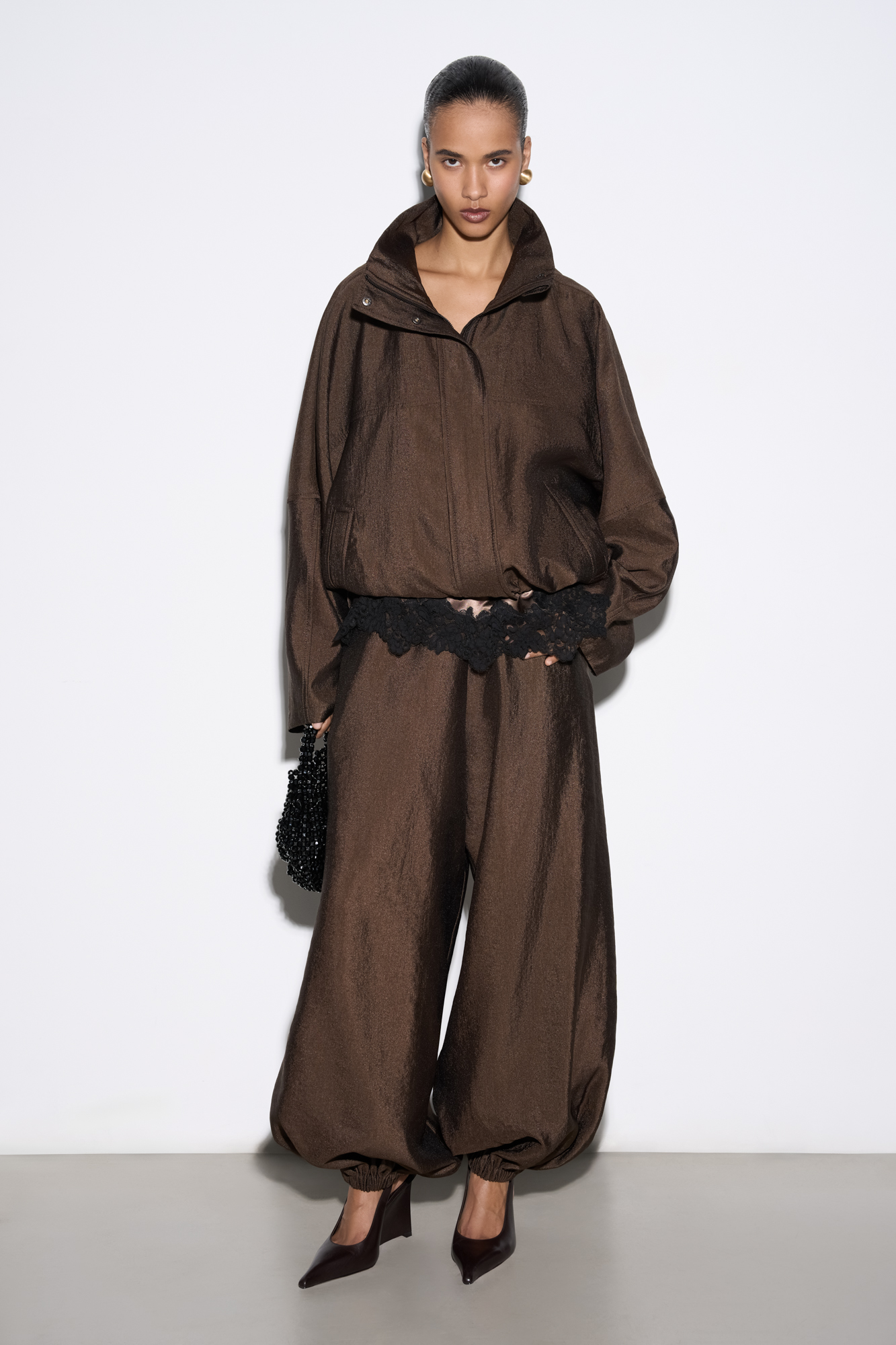 Широкие брюки-джоггеры из текстурной вискозы. Модель свободного силуэта с поясом на резинке.