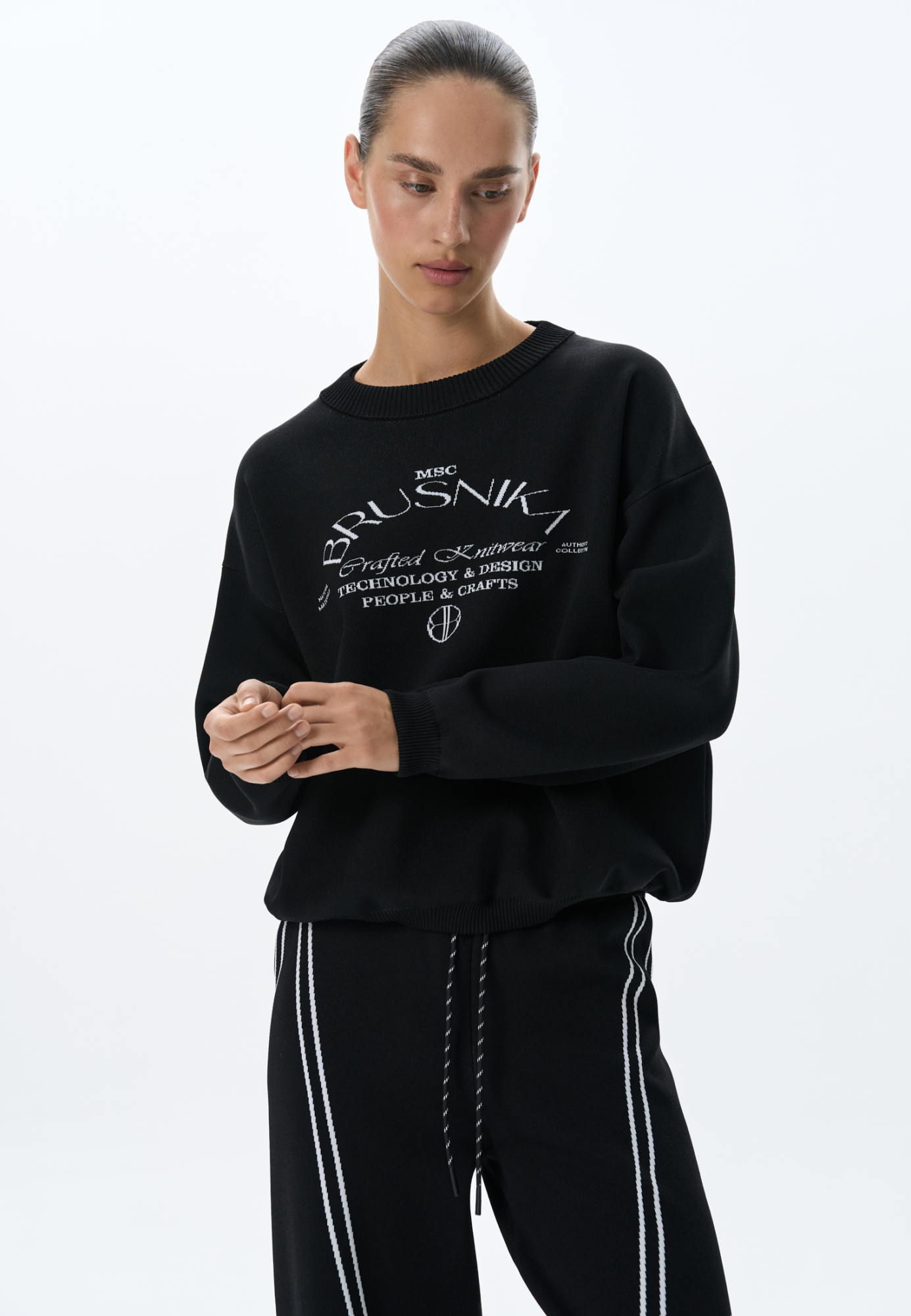 Трикотажный джемпер из вискозы. Модель свободного силуэта, с длинными рукавами, спущенной линией плеч и круглым вырезом горловины. Края выполнены в рубчик. Изделие декорировано брендированным жаккардом.