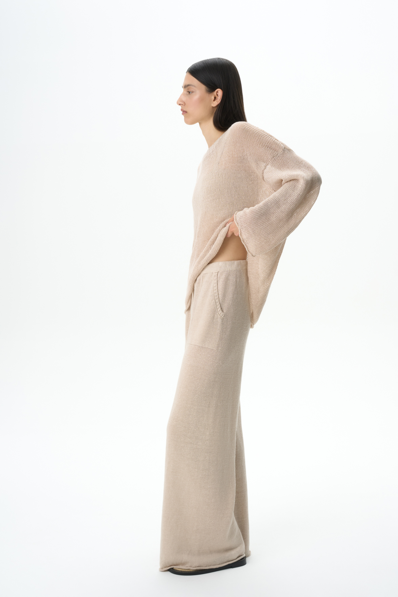 Широкие трикотажные брюки из 100% льна. Модель прямого силуэта, на кулиске и двумя карманами. 