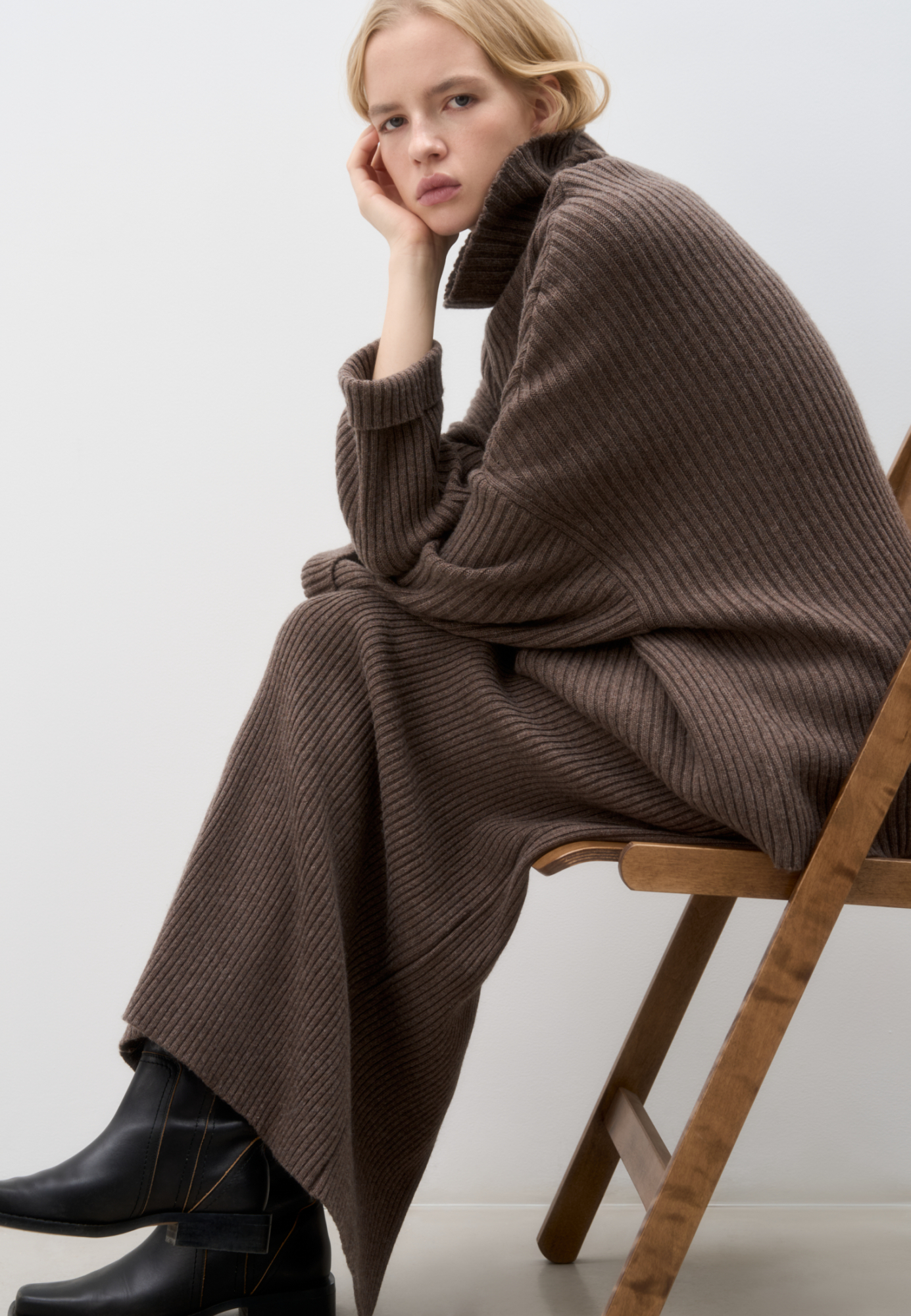 Трикотажная юбка длины макси из кашемира и шерсти. Модель приталенного силуэта, с разрезом сзади и эластичным поясом. Изделие выполнено в рубчик.