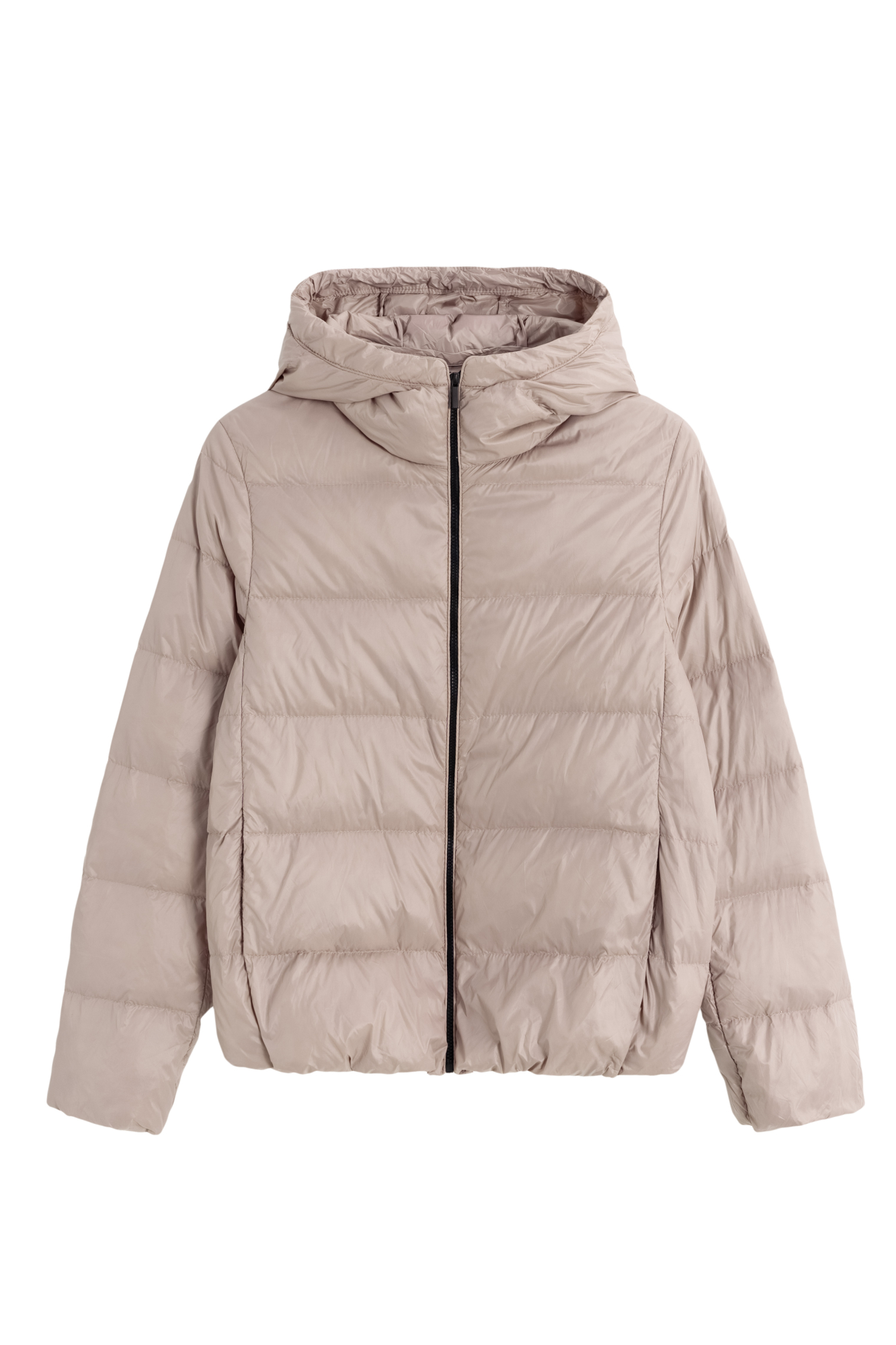 Супертонкий и ультралёгкий пуховик с карманами и капюшоном, который складывается в чехол. Наполнитель натуральный пух 90% и перо 10%. Чехол в комплекте. Средний показатель водонепроницаемости, можно носить в сухую погоду или моросящий дождик.