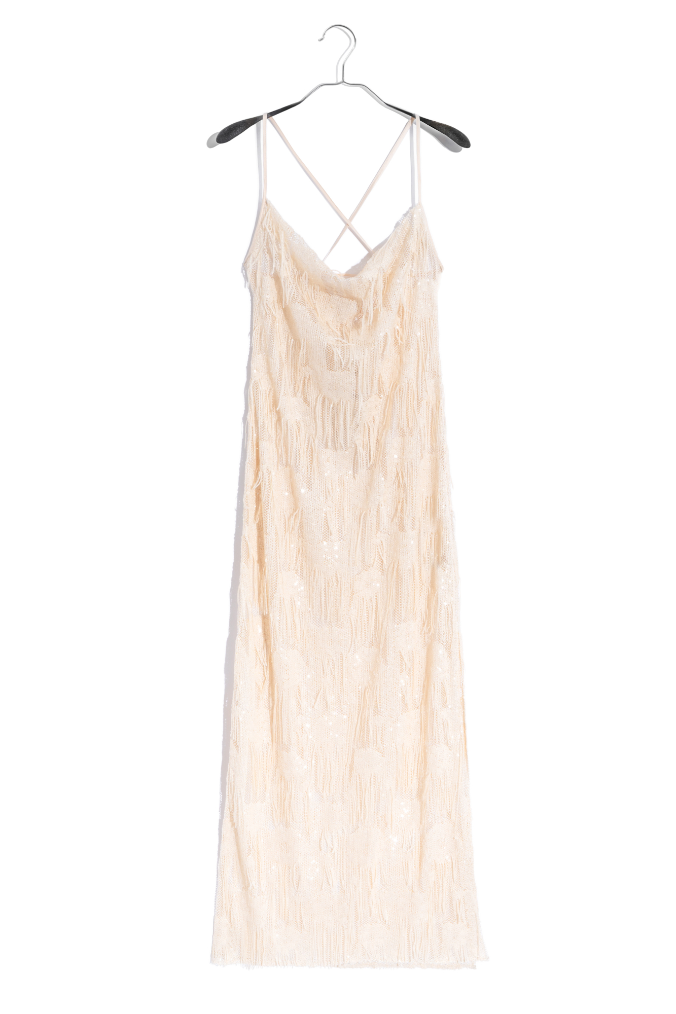 Платье длины макси с геометрическим орнаментом и бахромой, выполненными пайетками. Модель на тонких бретелях, без застежки. Изделие выполнено без подкладки.