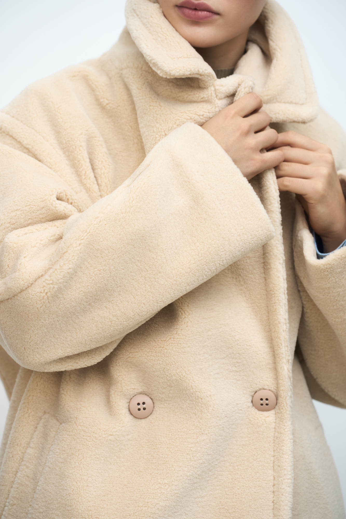 Шуба из экомеха. Модель свободного силуэта со спущенной линией плеча, боковыми карманами и застежкой на пуговицы. Отложной воротник с прямоугольными лацканами. На подкладке.