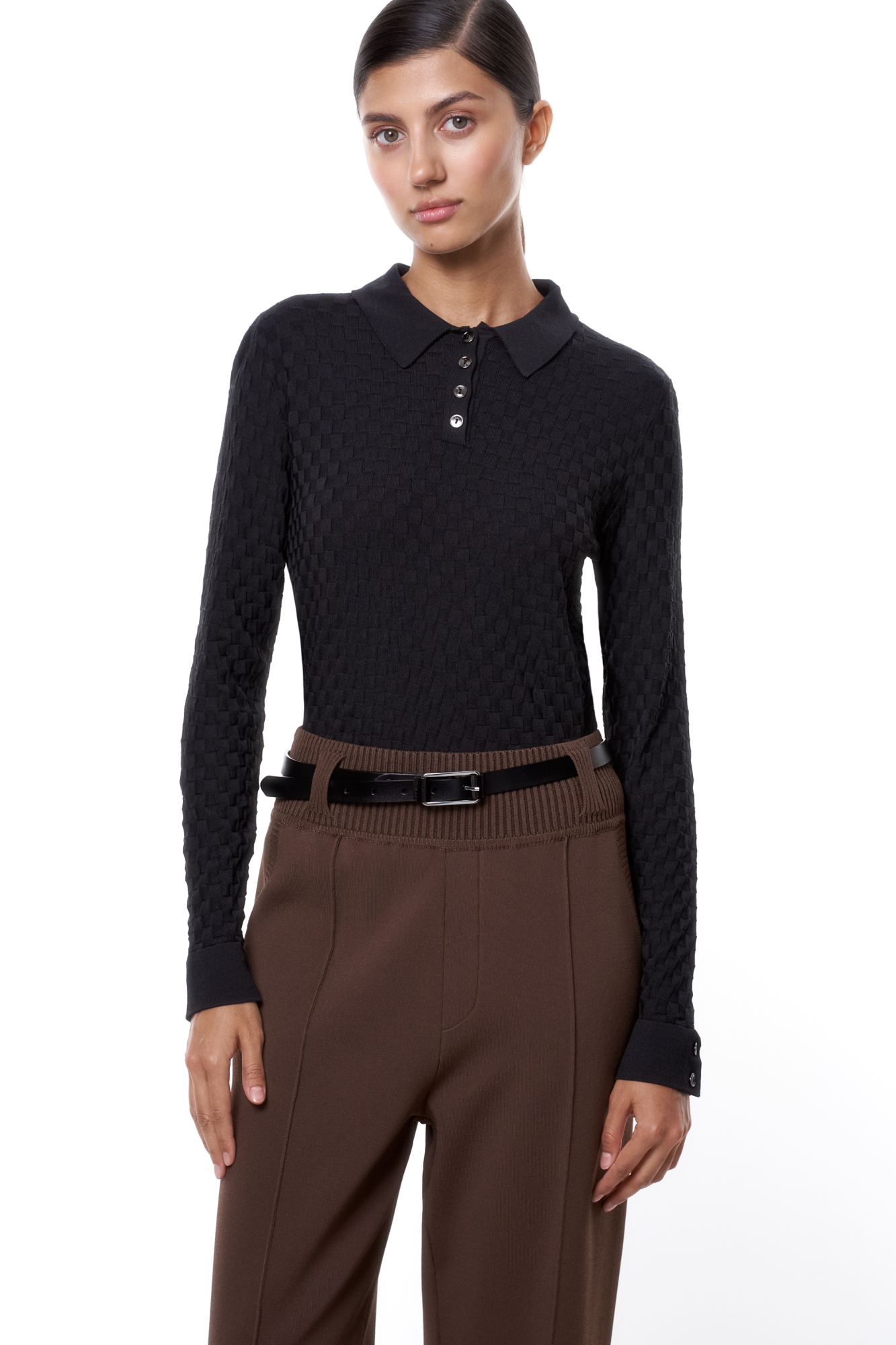 Трикотажная футболка с длинными рукавами, выполненная в клетку. Модель с воротником поло и пуговицами на планке.