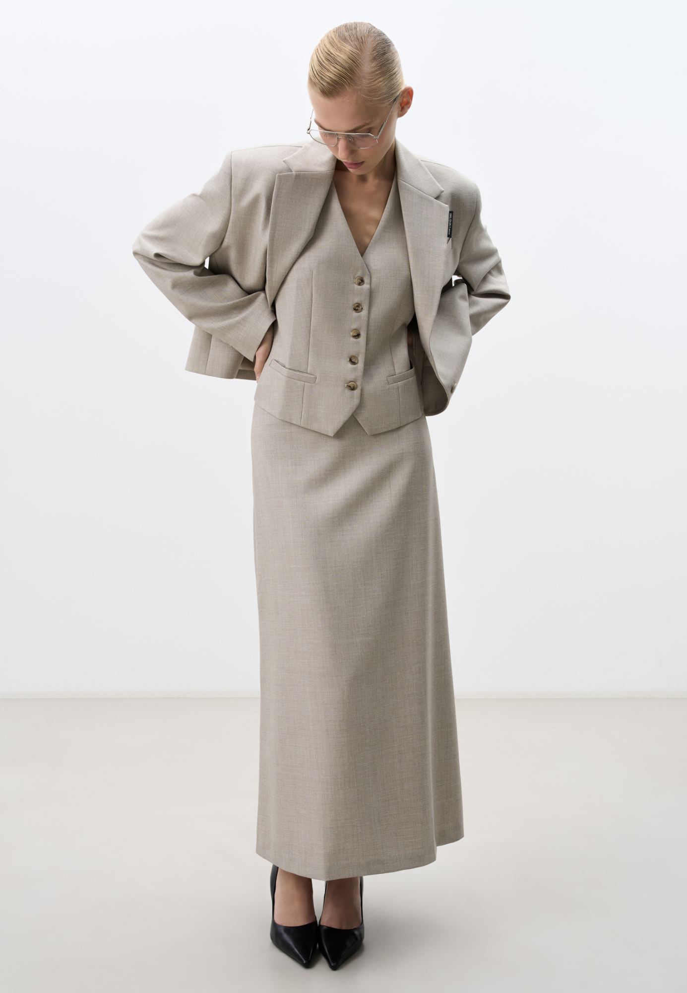 Юбка длины макси из шерсти. Модель А-силуэта со шлевками для ремня и застежкой на молнию сбоку. Дополнить образ можно жилетом и жакетом.