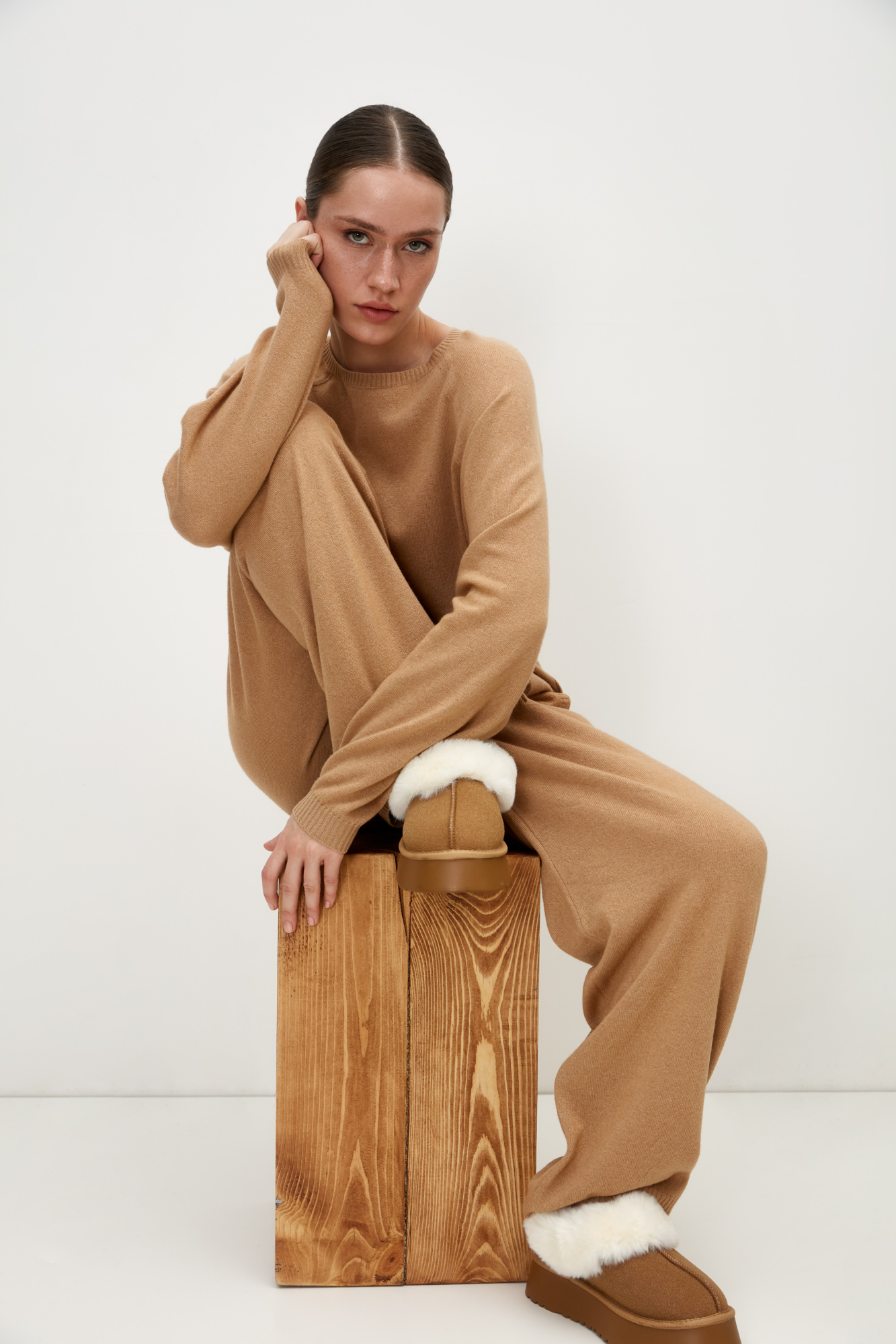 Трикотажные брюки из шерсти с добавлением кашемира. Модель свободного силуэта с эластичным поясом на кулиске и боковыми карманами. Манжеты брюк выполнены в рубчик. 