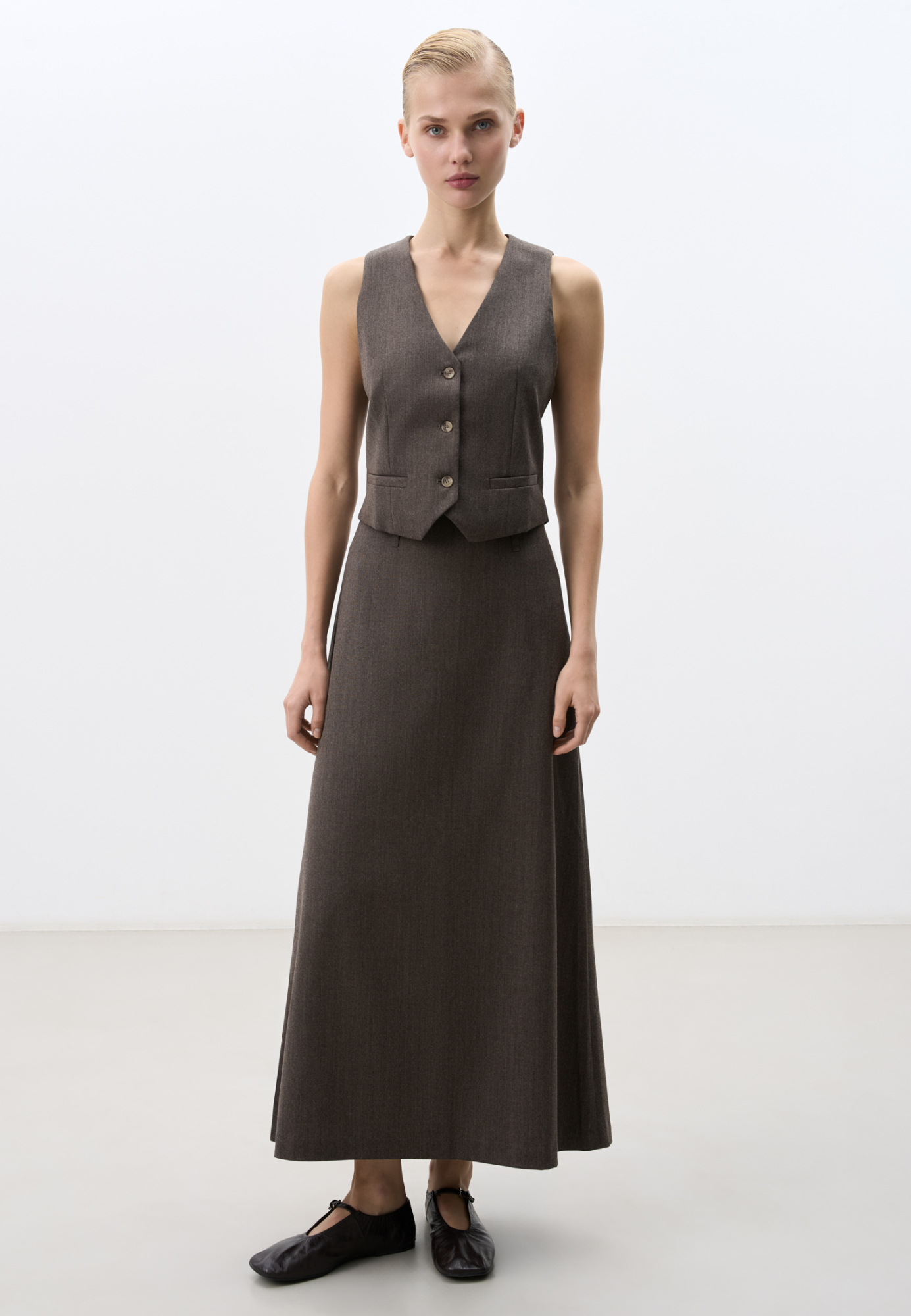 Юбка длины макси из шерсти. Модель А-силуэта со шлевками на поясе для ремня и застежкой на молнию сбоку.