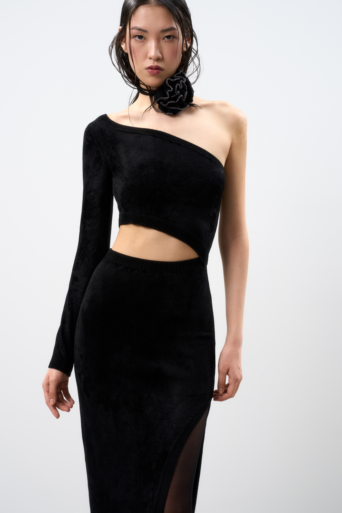 Длинное платье из бархатной вискозы с вырезом на плече и разрезом на ноге.