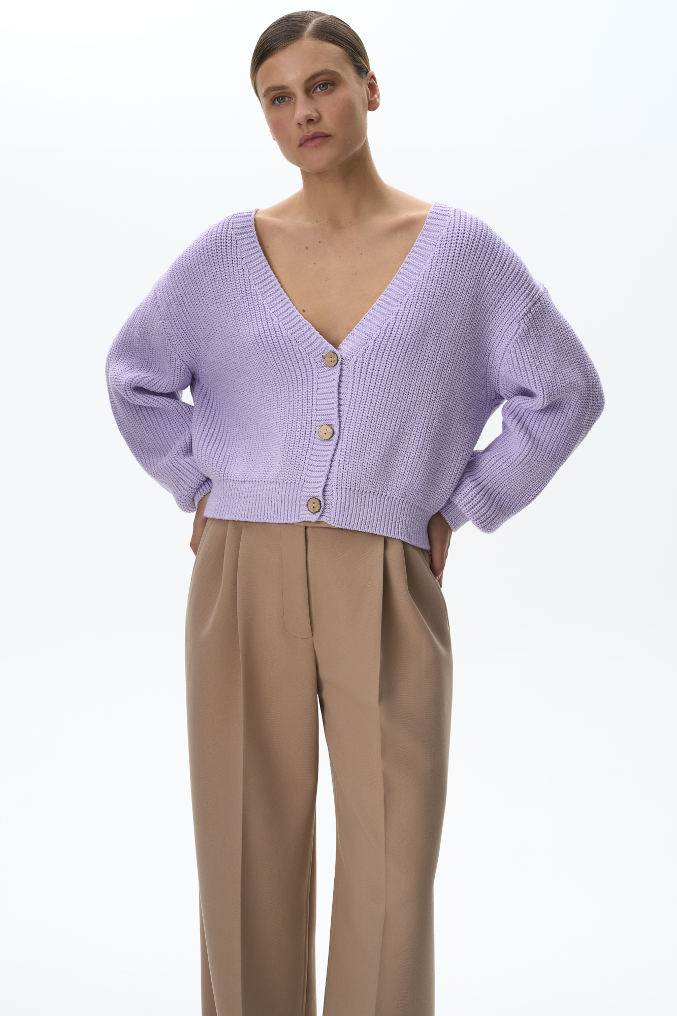 Хлопковый кардиган полуфанг с длинными рукавами. V-образный вырез, низ изделия и манжеты на эластичной ленте в рубчик.