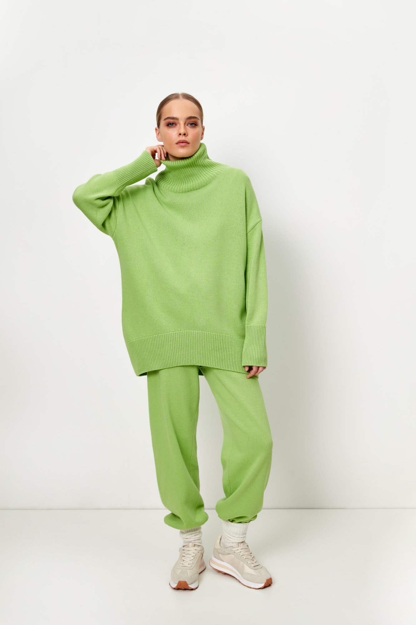 Трикотажные брюки-джоггеры из кашемира и шерсти. Модель с широким эластичным поясом на кулиске, манжетами на резинке и боковыми карманами.