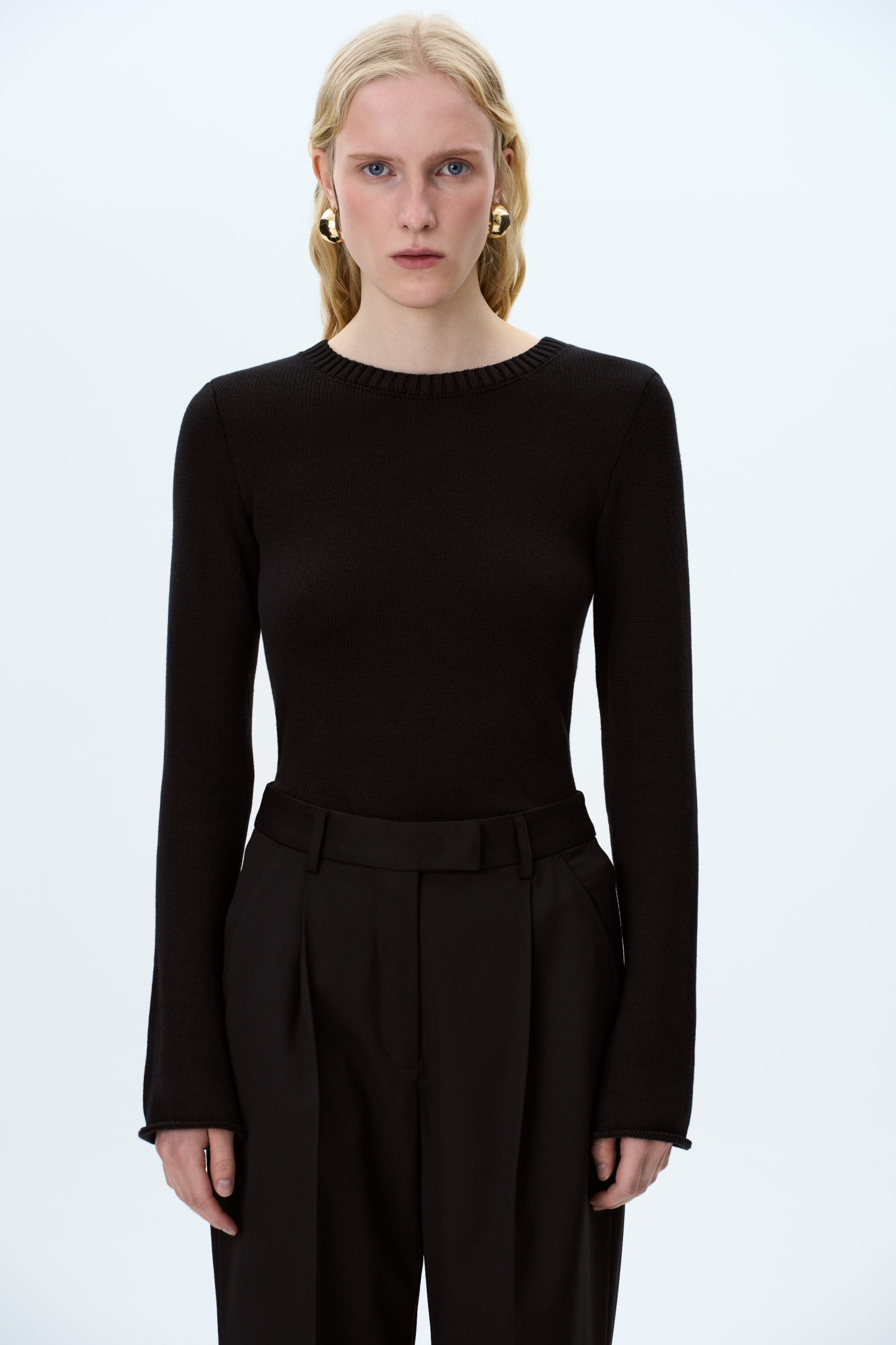 Трикотажный лонгслив с расклешенными рукавами. Края изделия в рубчик.