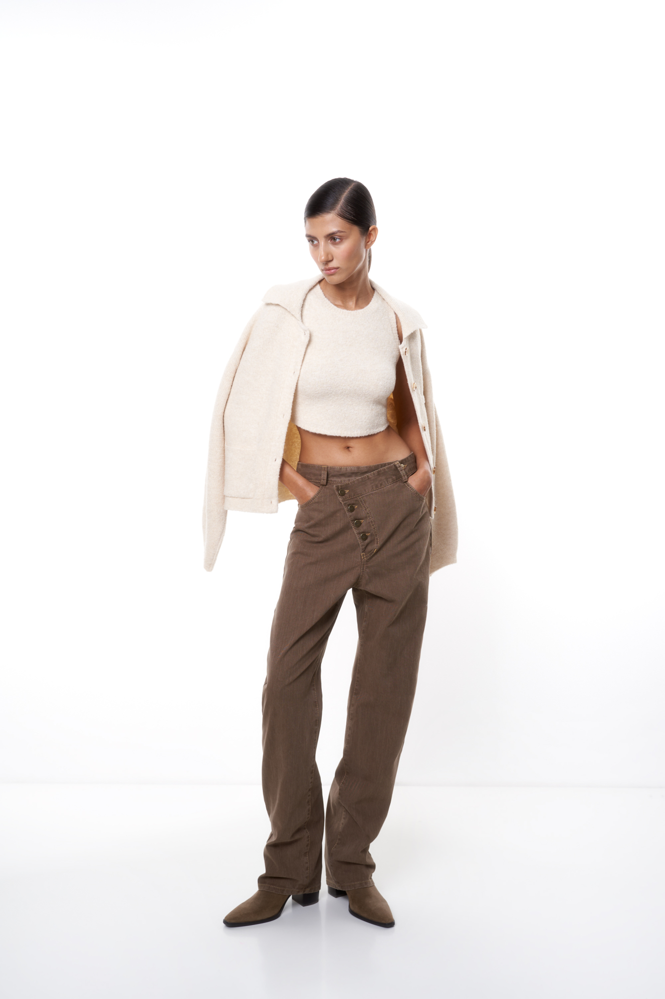 Классические джинсы из хлопка. Модель прямого кроя с асимметричной застежкой на пуговицы. 