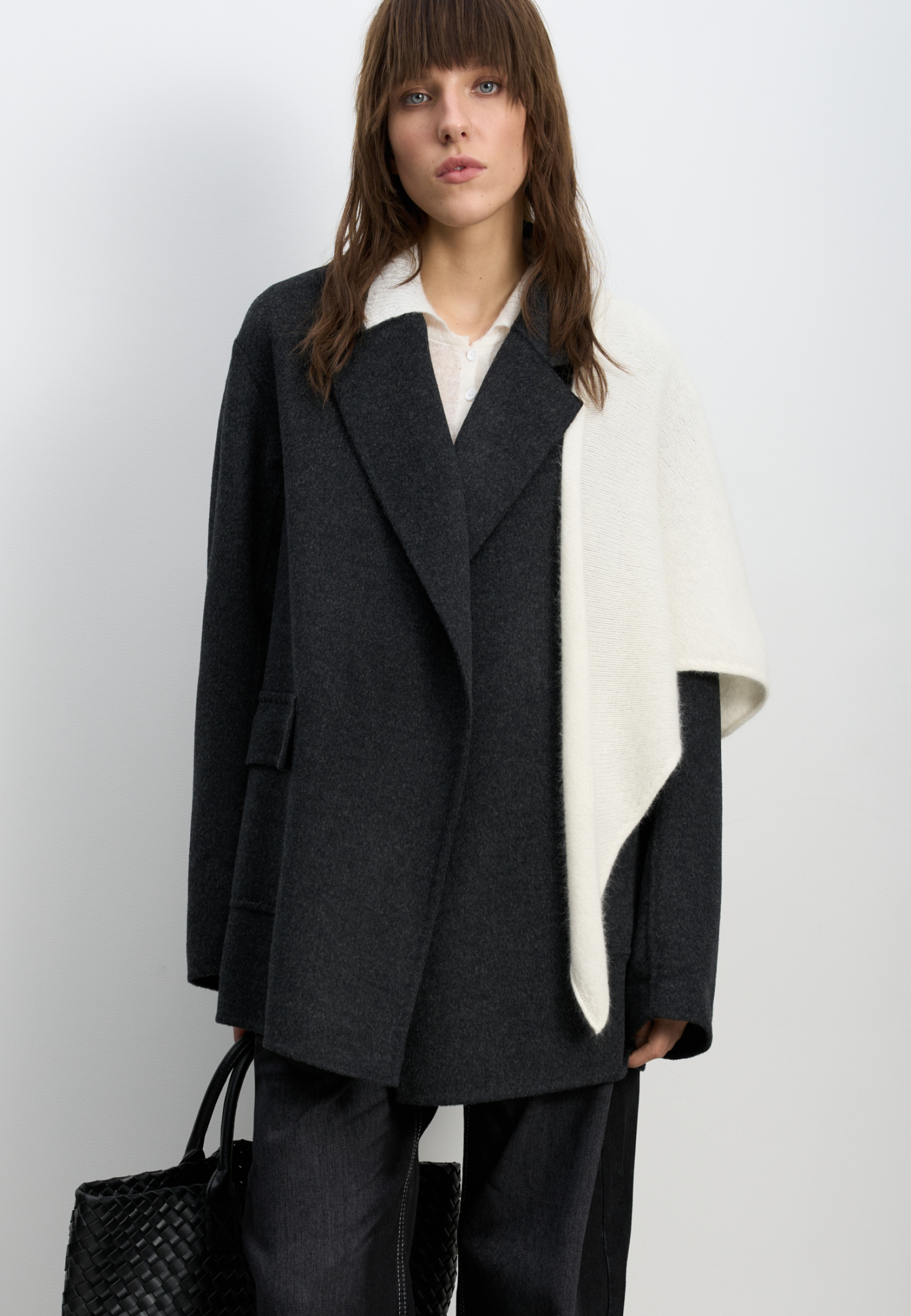 Жакет из двусторонней шерстной ткани на запах. Модель прямого кроя с отложным воротником и накладными карманами с клапанами. Изделие выполнено без подкладки. Тонкий пояс из экокожи в комплекте.