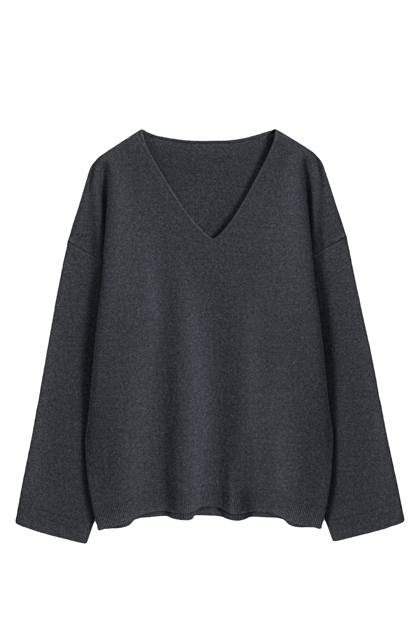 Трикотажный джемпер из шерсти с добавлением кашемира. Модель свободного силуэта со спущенной линией плеч и V-образным вырезом горловины. Манжеты рукавов и низ изделия выполнены в рубчик.
