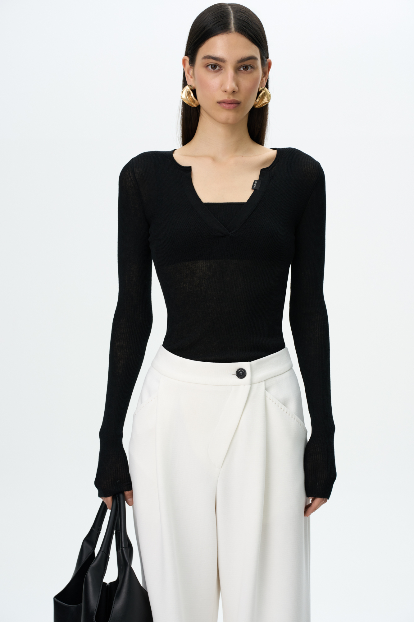 Трикотажный полупрозрачный лонгслив из хлопка с добавлением полиамида. Модель приталенного силуэта с длинными рукавами, V-образным вырезом и брендированным ярлыком на планке.