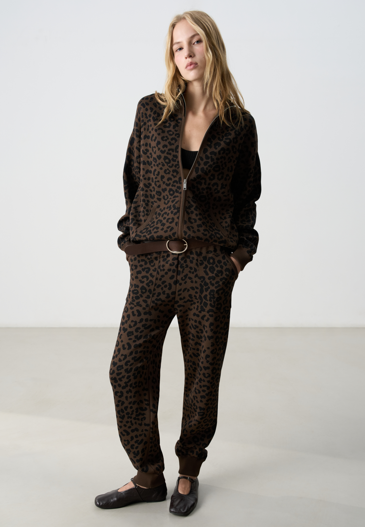 Трикотажные джоггеры из вискозы с анималистичным принтом, имитирующим пятна леопарда. Модель выполнена в спортивном стиле, с широким эластичным поясом на кулиске, боковыми карманами и манжетами на резинке.