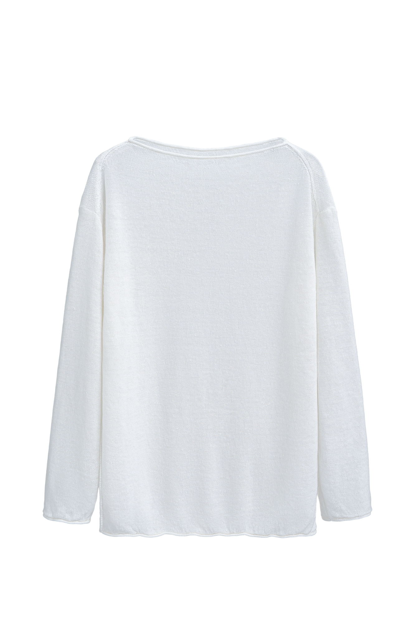 Трикотажный джемпер из 100% льна. Модель прямого силуэта, с длинными рукавами, спущенной линией плеч и вывязанным воротом. Швы изделия обработаны наружу.