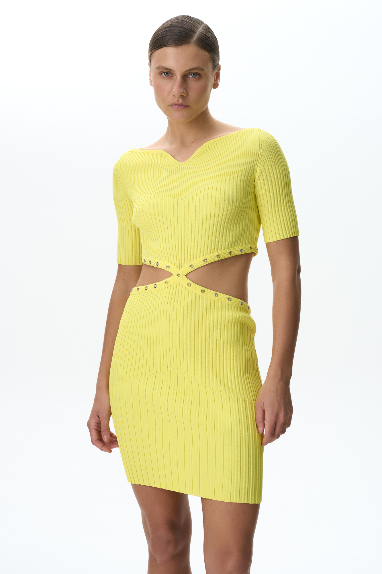 Трикотажное платье в широкий рубчик с вырезами по бокам и короткими рукавами.