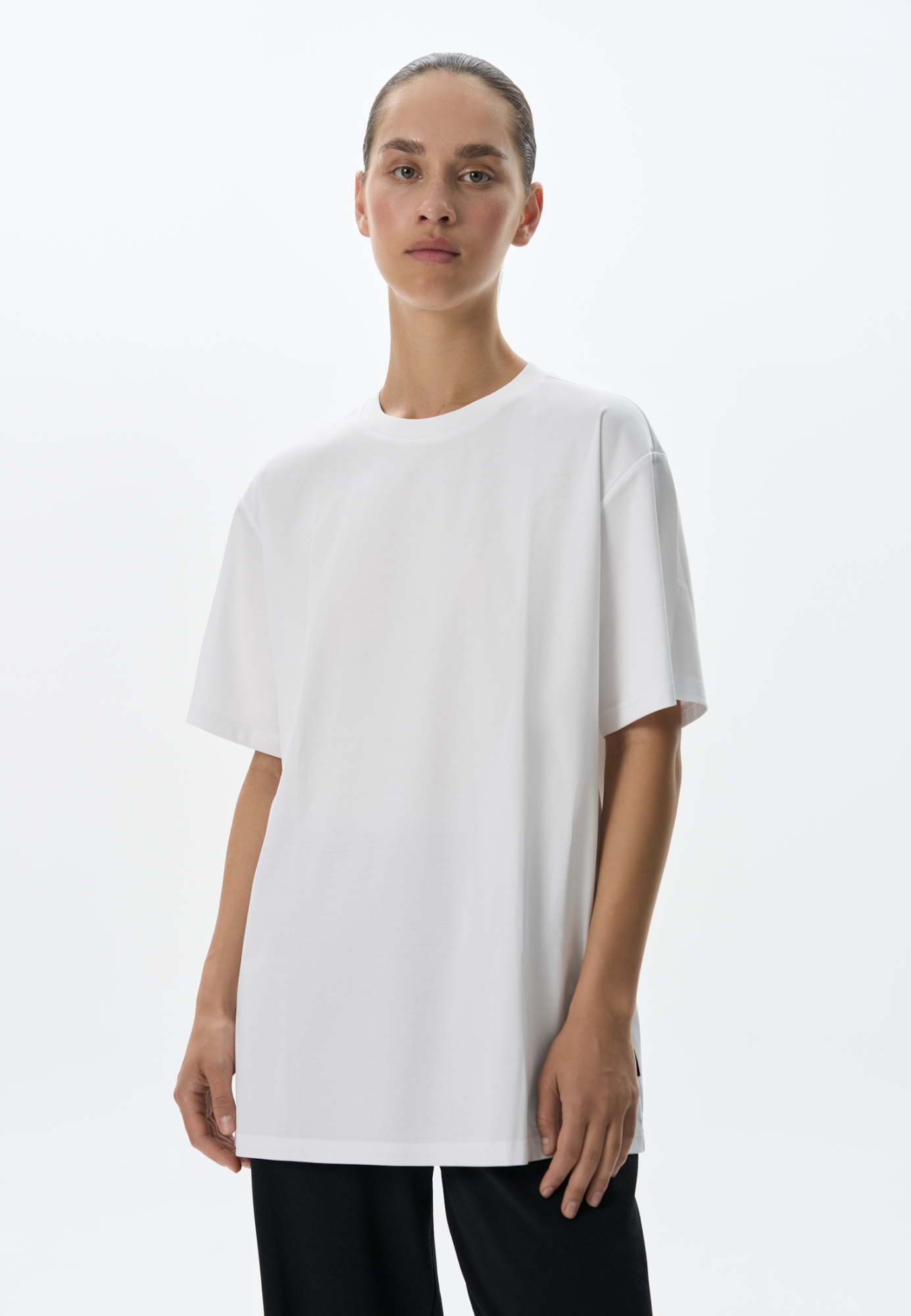 Футболка из 100% хлопка. Модель свободного силуэта, с круглым вырезом горловины и спущенной линией плеча.
