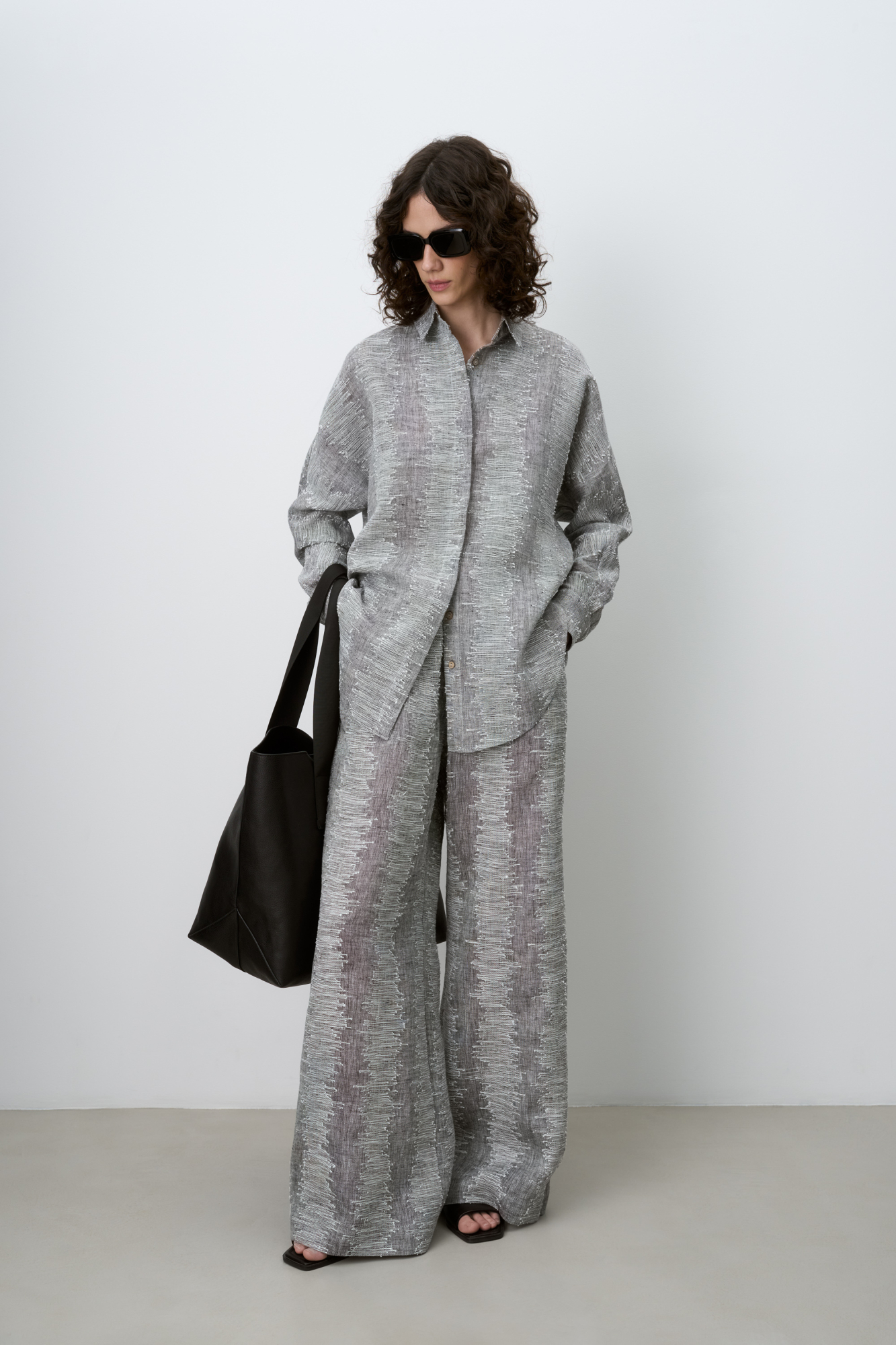 Рубашка из 100% льна с супатной&nbsp;&nbsp;застежкой на пуговицы. Модель свободного силуэта, с классическим отложным воротником и длинными рукавами.