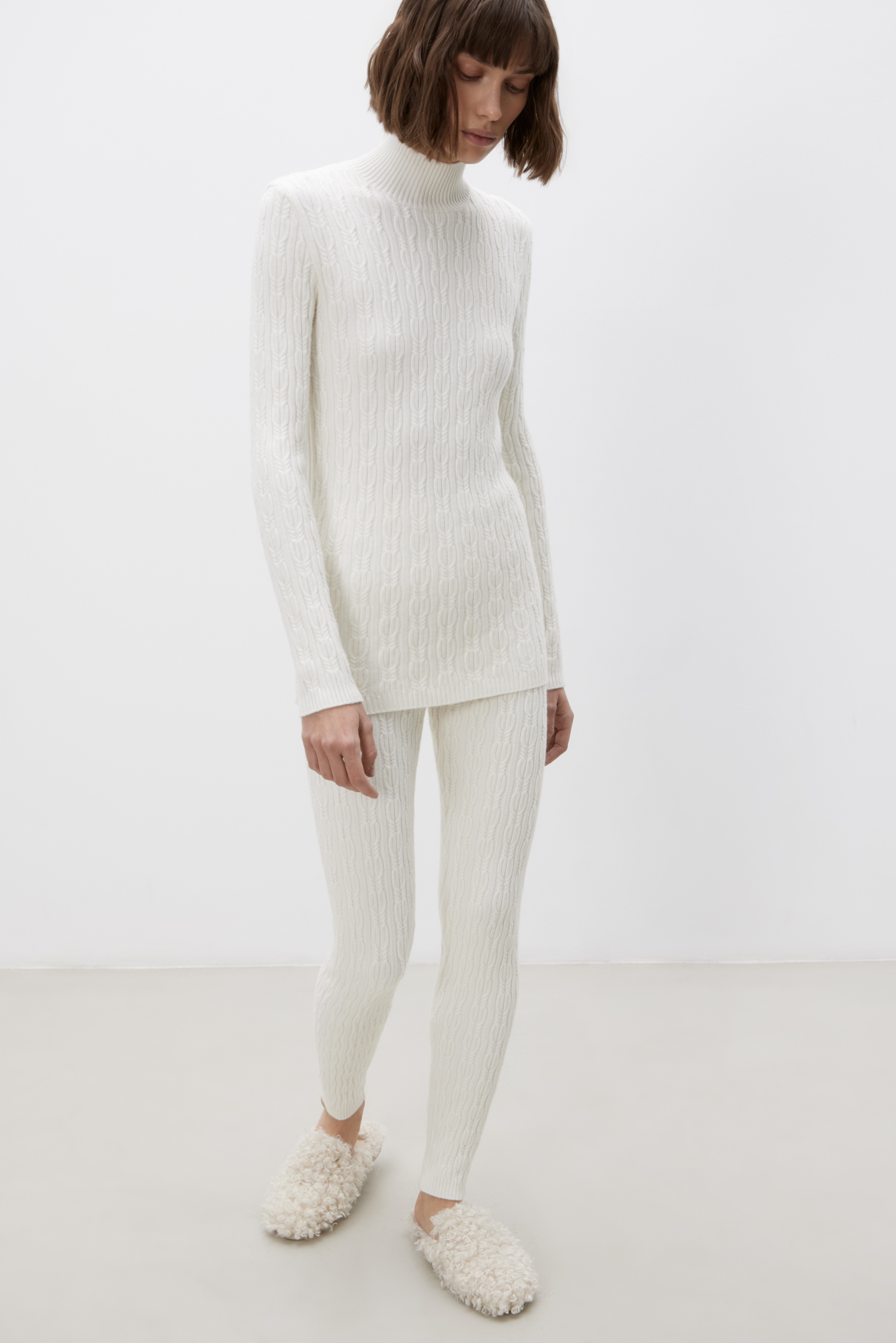 Трикотажные леггинсы из кашемира и шерсти. Модель приталенного силуэта, с эластичным поясом, дополненым кулиской. Изделие декорировано вывязанным узором в виде кос.