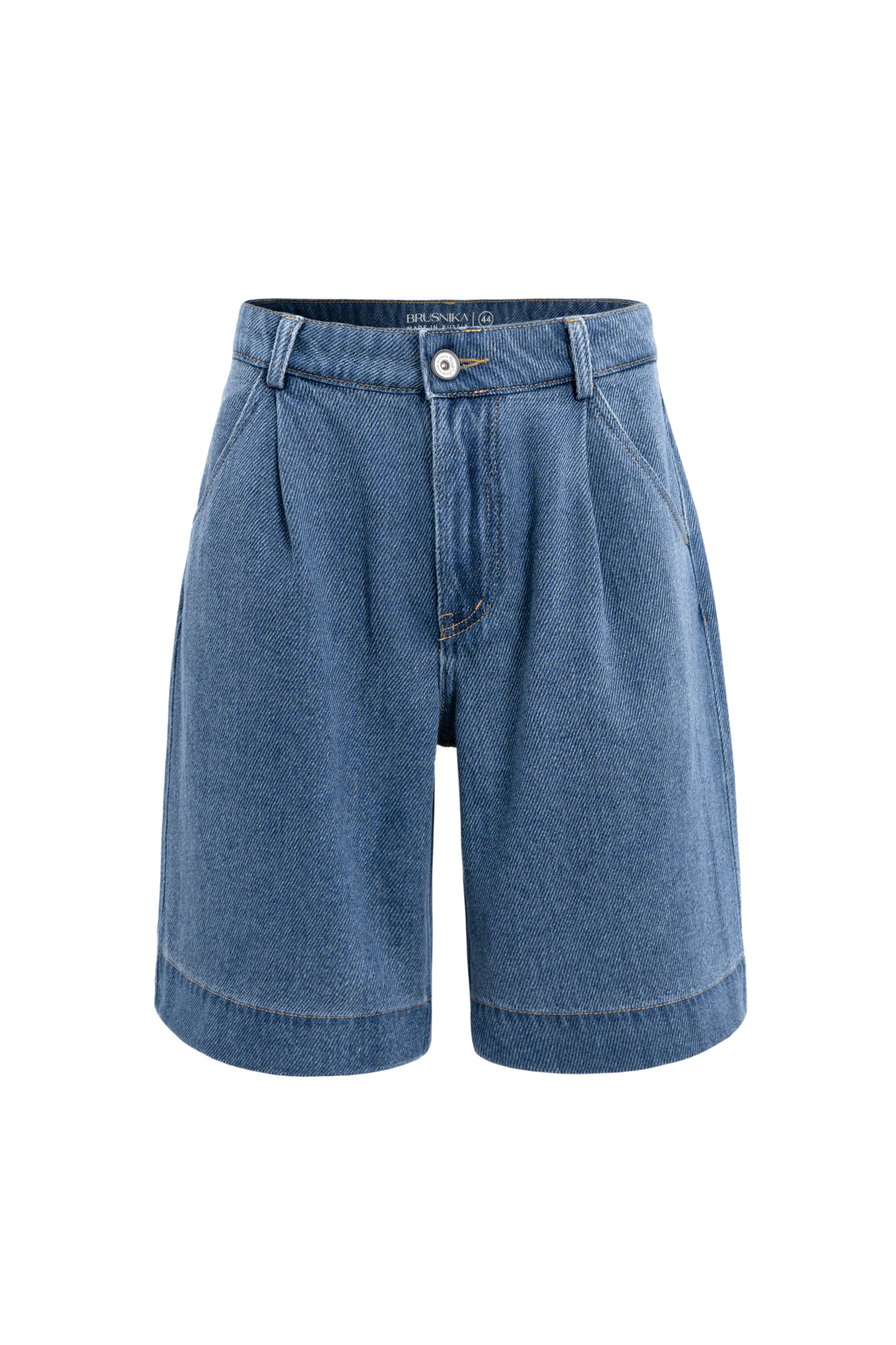 Джинсовые шорты из 100% хлопка с текстурой в диагональный рубчик. Модель прямого кроя с защипами, шлевками на поясе для ремня и застежкой на молнию и пуговицу. 4 кармана.