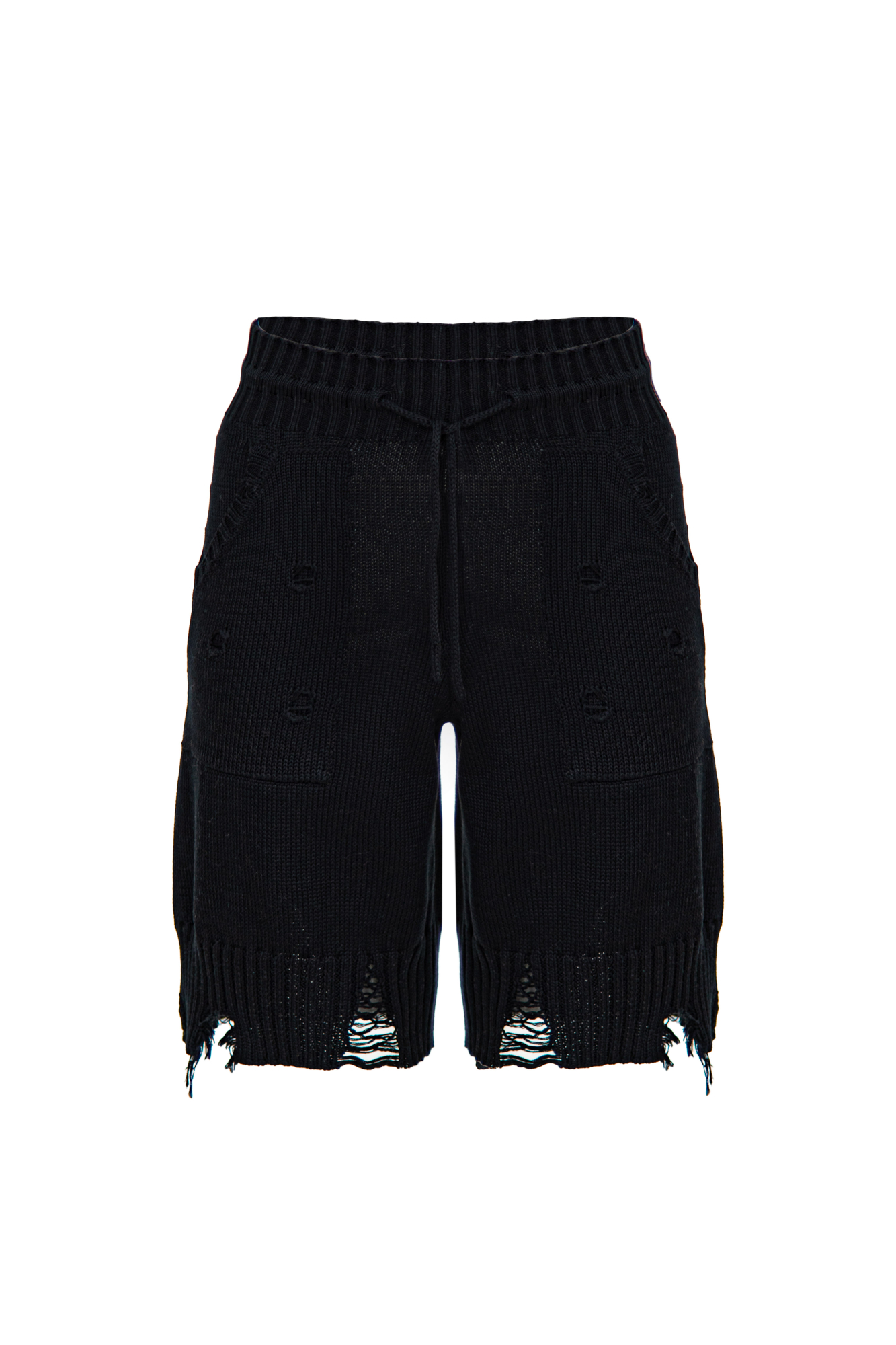 Трикотажные шорты из 100% хлопка с рваной текстурой и эластичным поясом на кулиске. Дополнить образ можно джемпером в таком же стиле.