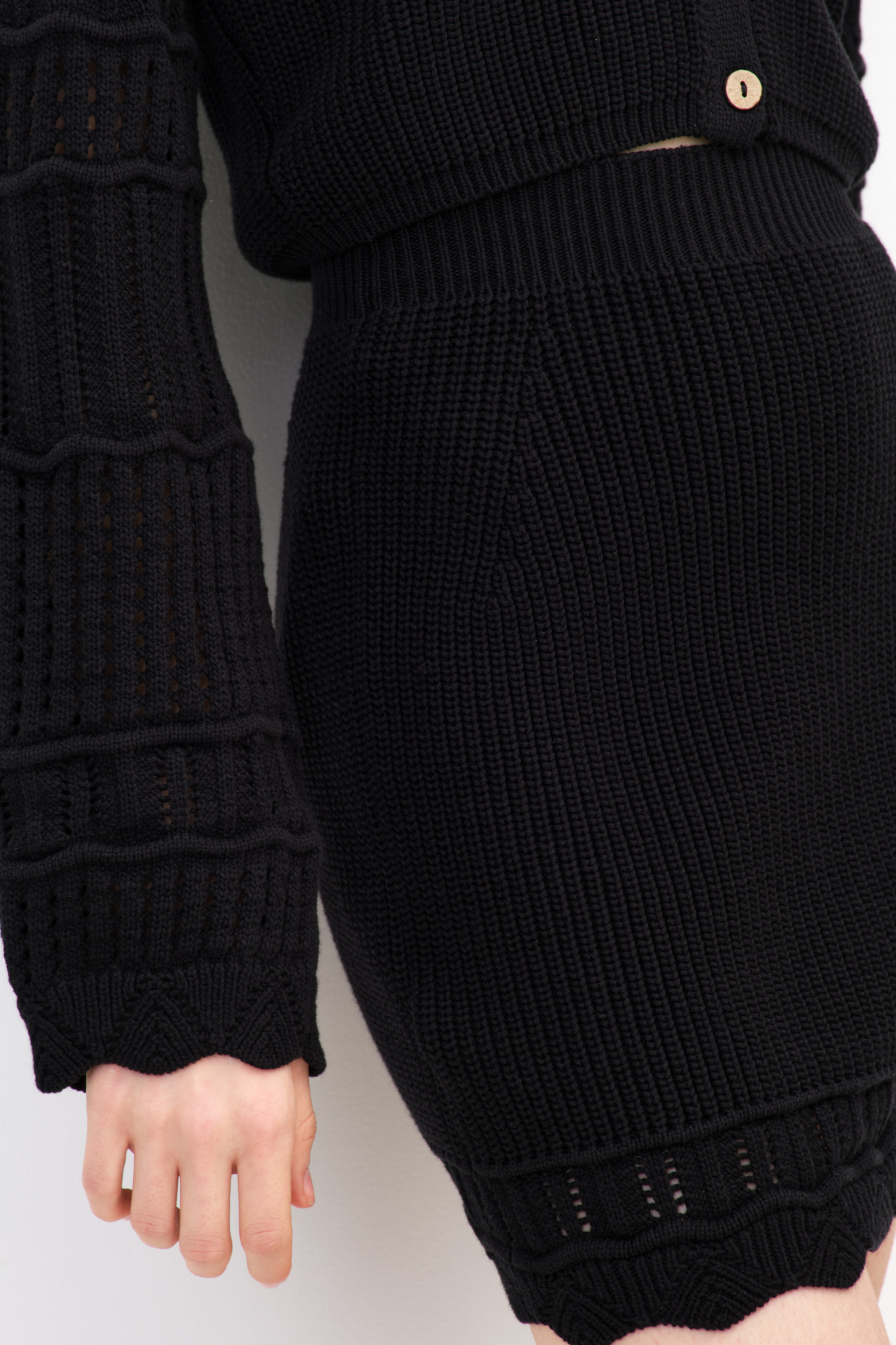 Трикотажная юбка из хлопка длины мини фактурной вязки. Модель с эластичным поясом в рубчик. Дополнить образ можно топом в таком же стиле.