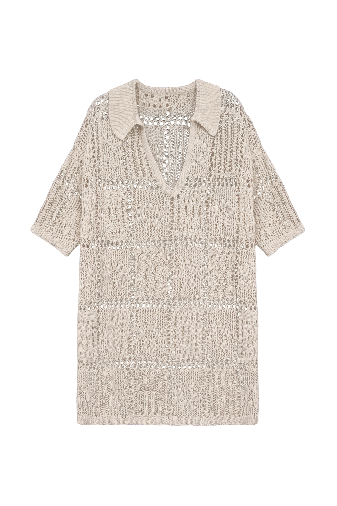 Трикотажный комплект из 100% льна, состоящий из платья длины мини и шорт. Ажурное платье со спущенной линией плеч, рукавом 3/4, V-образным вырезом и отложным воротником. Шорты прямого кроя с эластичным поясом. Края изделия выполнены в рубчик. 