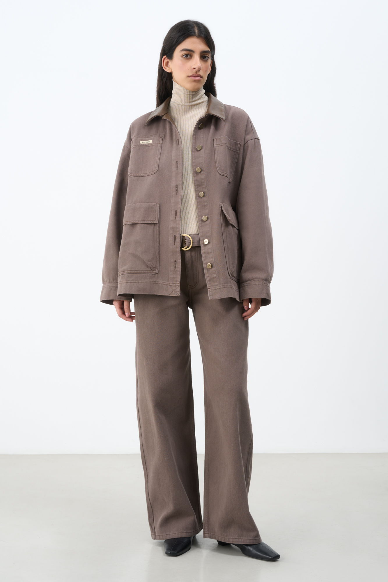 Прямые джинсы со средней посадкой из 100% хлопка с боковыми карманами и вставкой из экокожи. Модель дополнена поясом. Застежка на молнию и пуговицу. Дополнить образ можно курткой в таком же стиле.