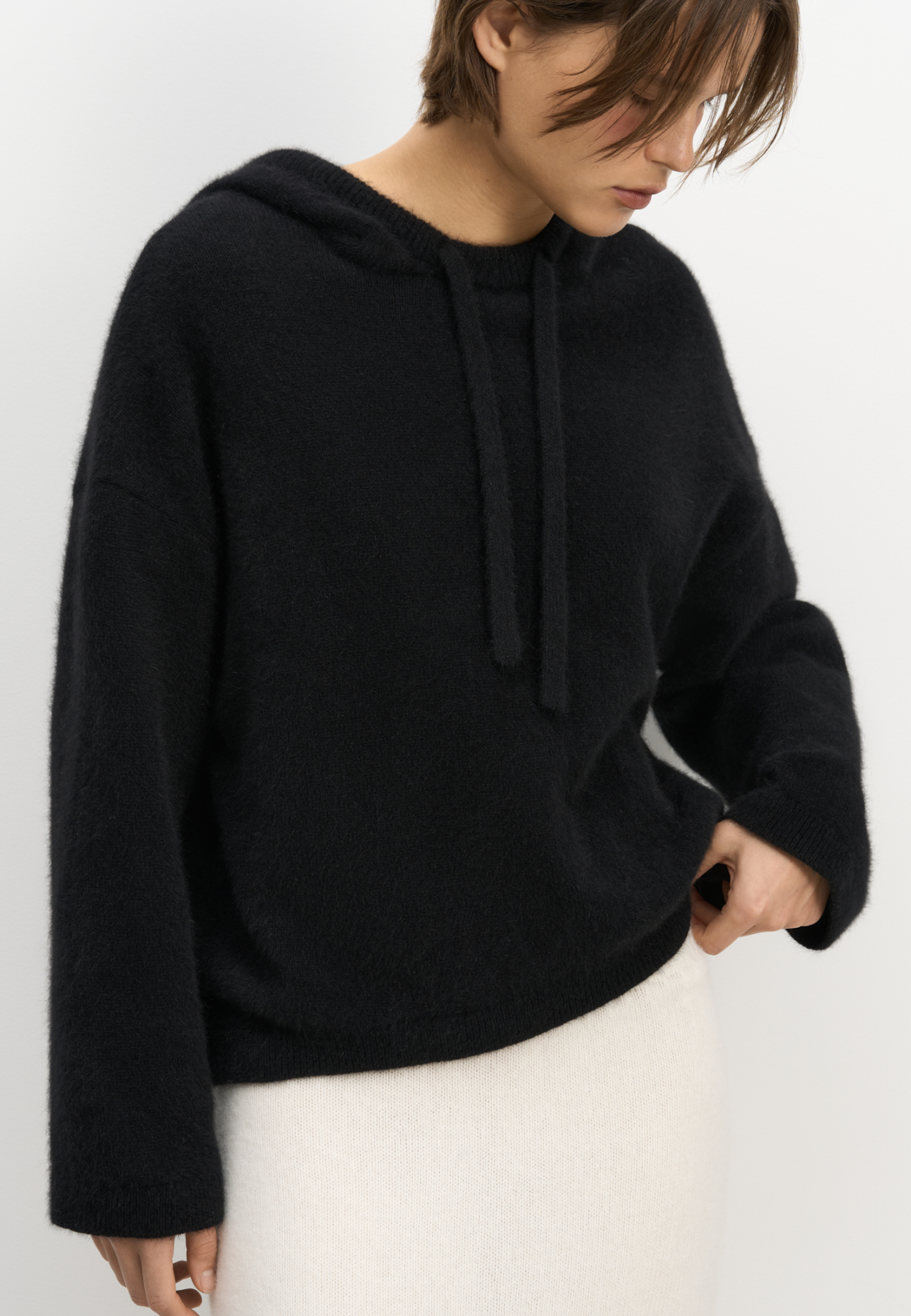 Трикотажное худи из пуха лисы. Модель свободного силуэта с капюшоном и спущенной линией плеча. 