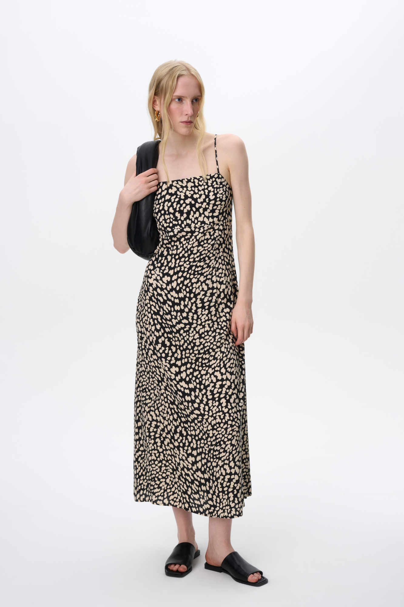 Принтованный сарафан из 100% вискозы. Модель приталенного силуэта, на тонких регулируемых бретельках и разрезом сбоку.