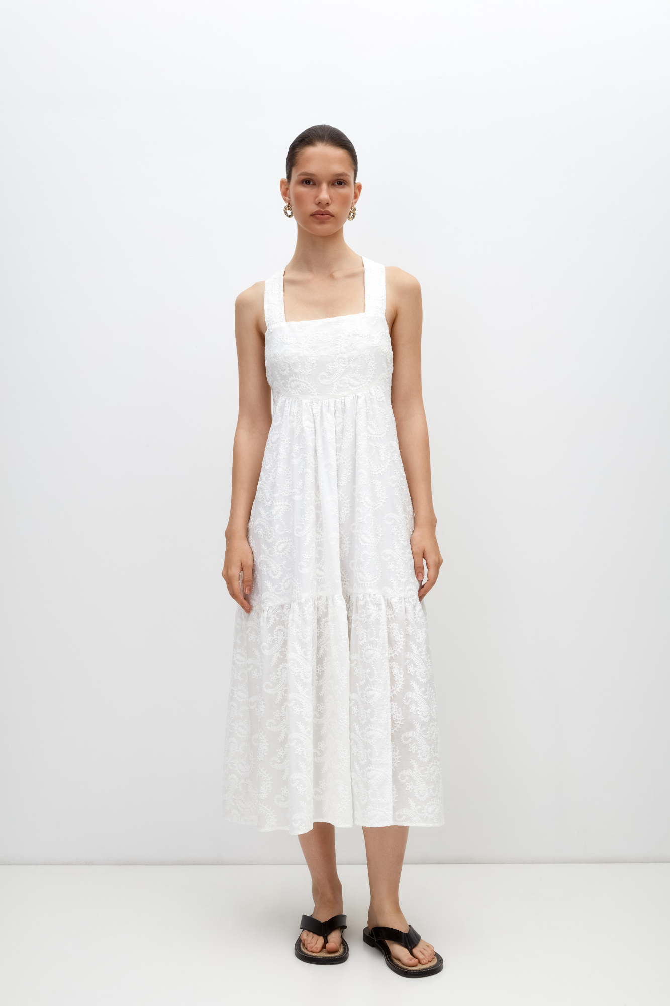 Сарафан из 100% хлопка с объемной вышивкой в тон. Модель свободного силуэта, с широкими бретелями, перекрещивающимися на спине.