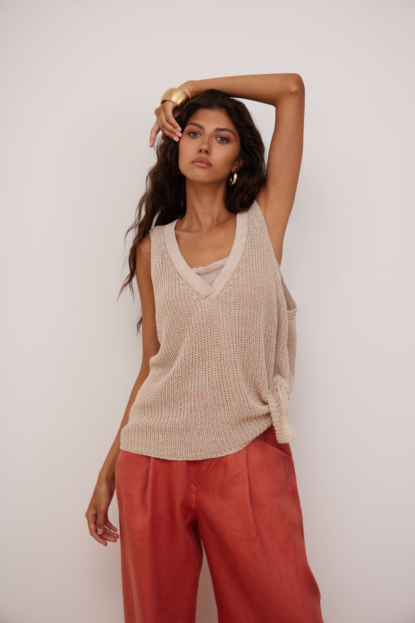 Трикотажный топ из 100% льна с V-образным вырезом. Модель асимметричного силуэта с глубокой проймой.