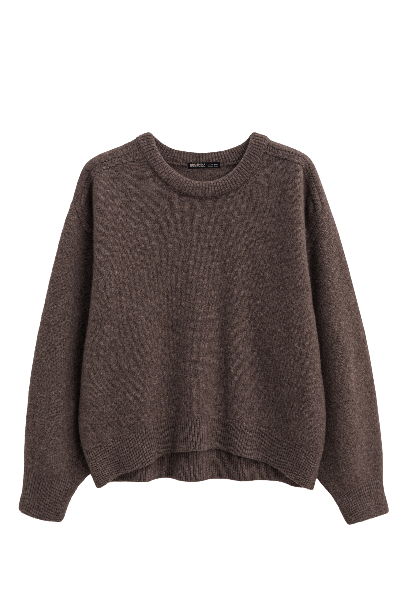 Трикотажный джемпер из шерсти яка с добавлением шерсти мериноса экстрафайн. Модель свободного силуэта, с вывязанной круглой горловиной и рукавом реглан с декоративными сбавками. Низ изделия и манжеты рукавов выполнены в рубчик.