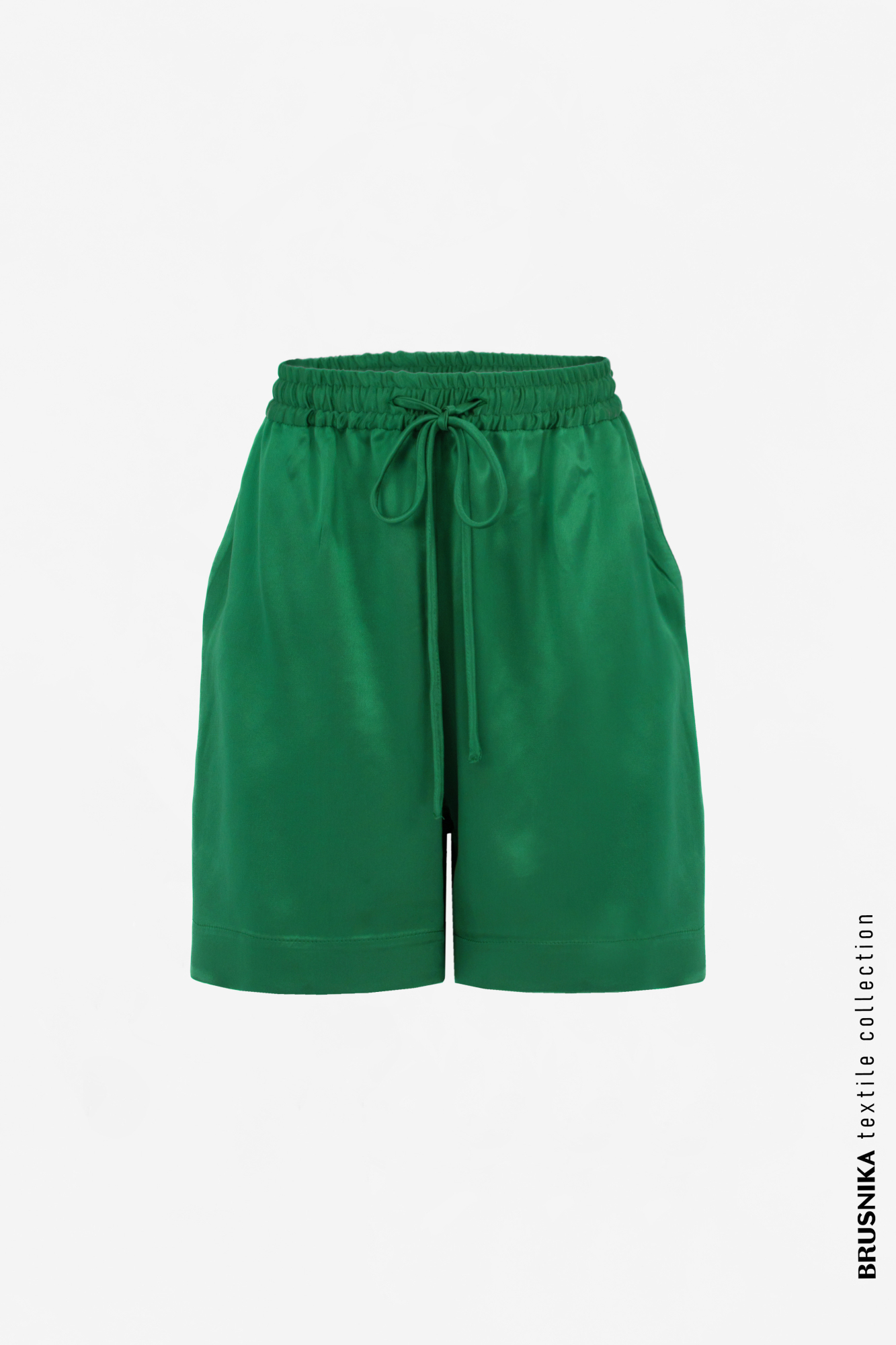 Атласные шорты на кулиске из 100% вискозы, резинка на талии.