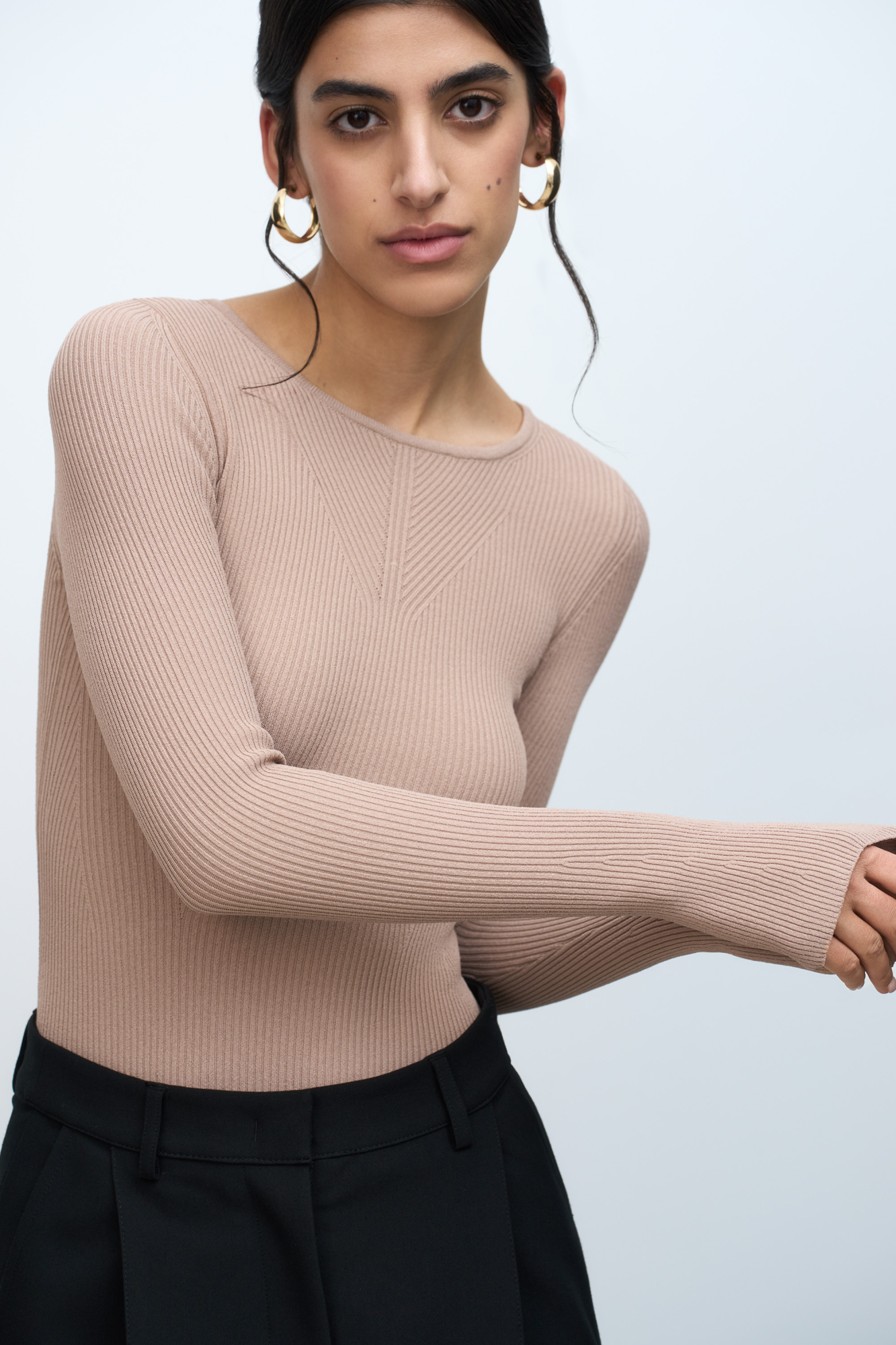 Трикотажный топ из тонкого трикотажа на основе вискозы. Модель с длинным рукавом и круглым вырезом горловины. Изделие декорировано вывязанным узором на груди и глубоким вырезом со шнуровкой на спине.