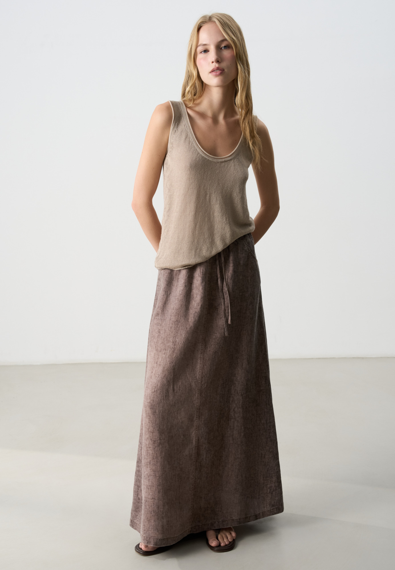 Юбка из 100% льна длины макси. Модель А-силуэта, с двумя боковыми карманами. Изделие выполнено с поясом на кулиске.