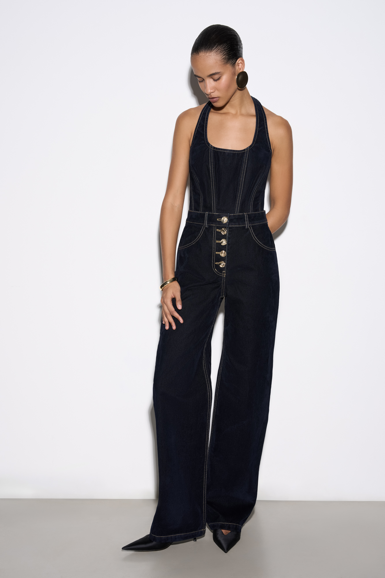 Джинсы из флокированного денима - 100% хлопка с имитацией бархатной текстуры. Модель прямого кроя на высокой посадке. Шлевки на поясе для ремня. Два передних, два задних кармана. Застежка на крупные пуговицы.