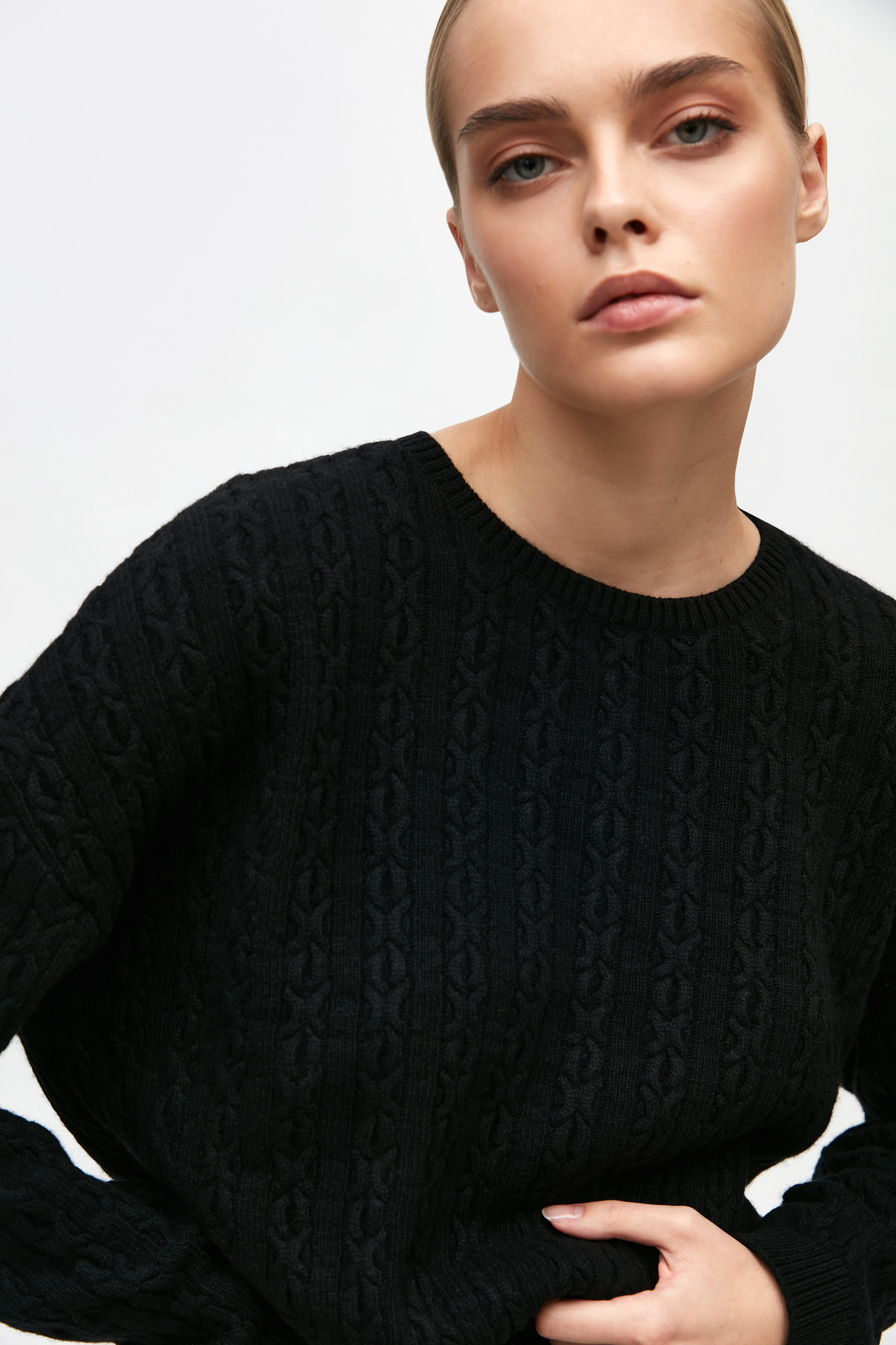 Трикотажный джемпер из смесовой шерсти с добавлением кашемира. Модель прямого кроя со спущенной линией плеч и круглым вырезом горловины. Изделие декорировано вывязанными косами. Края выполнены в рубчик.