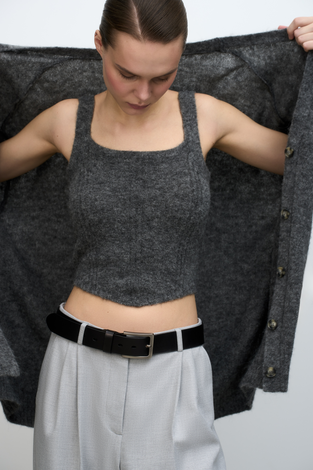 Трикотажный укороченный топ из шерсти альпака. Модель на бретелях. Дополнить образ можно кардиганом из того же материала.